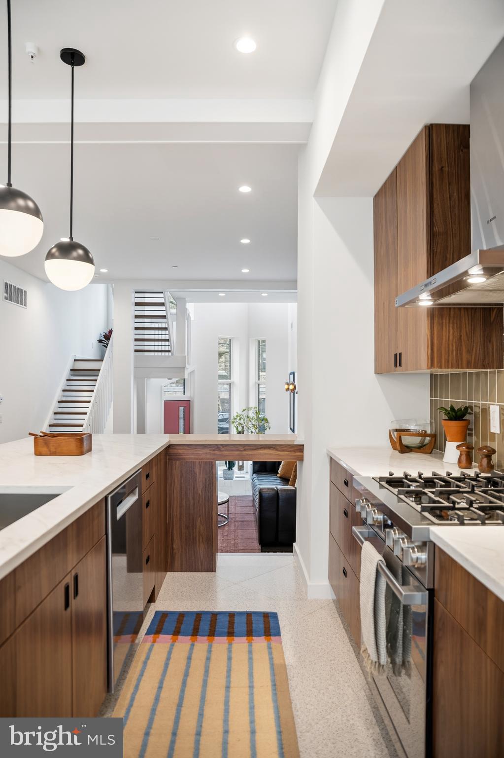 633 E THOMPSON STREET