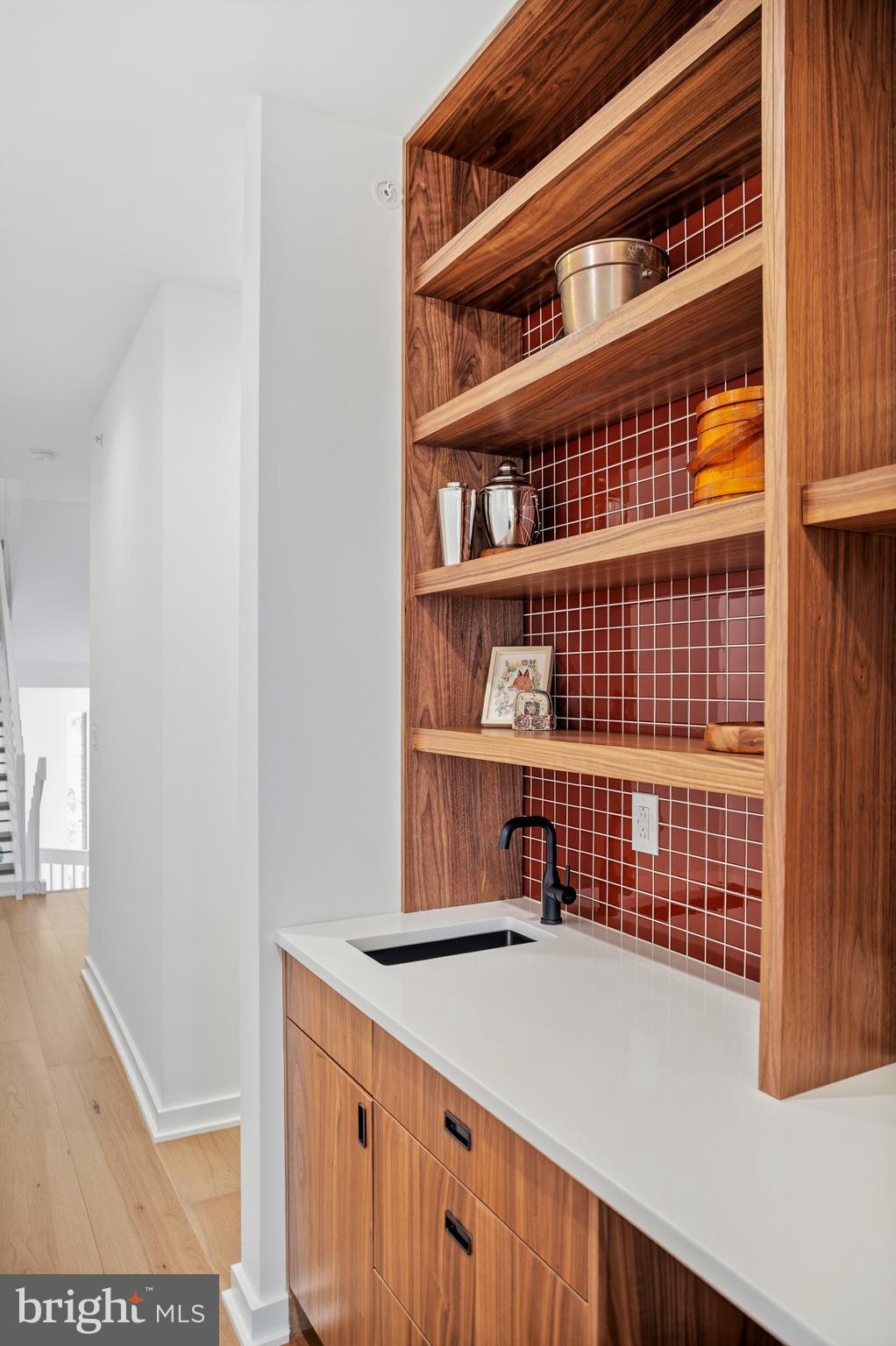 633 E THOMPSON STREET