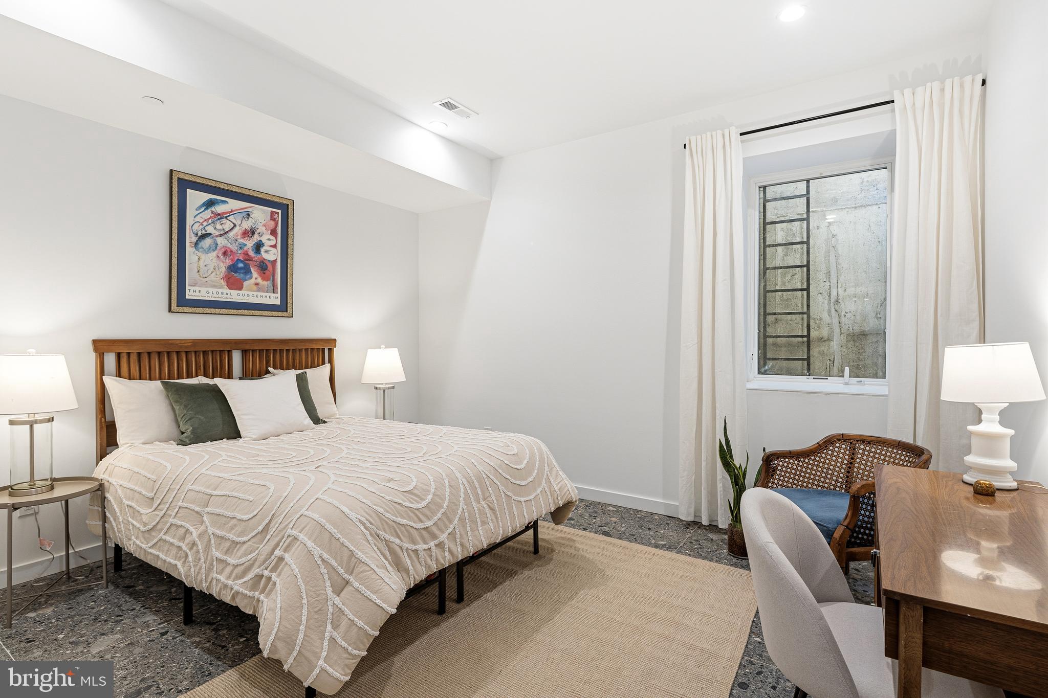 633 E THOMPSON STREET