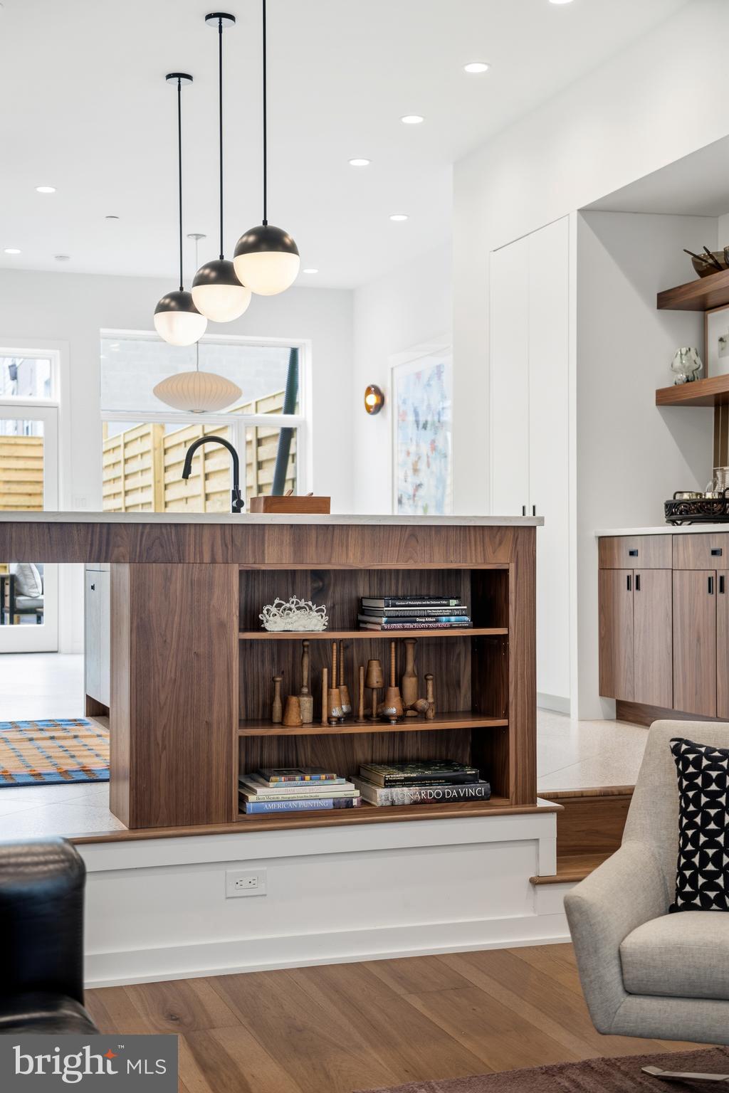 633 E THOMPSON STREET