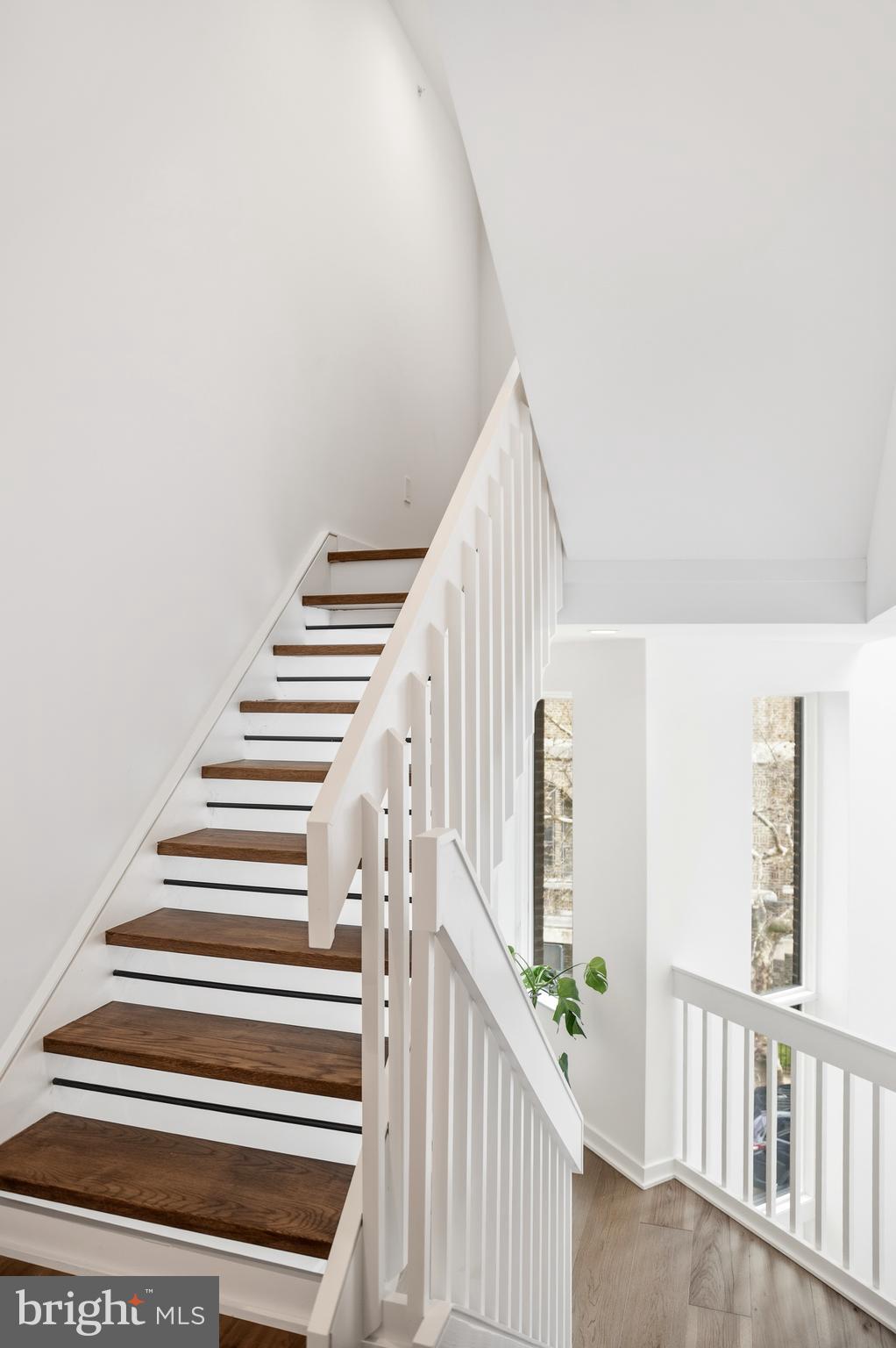 633 E THOMPSON STREET