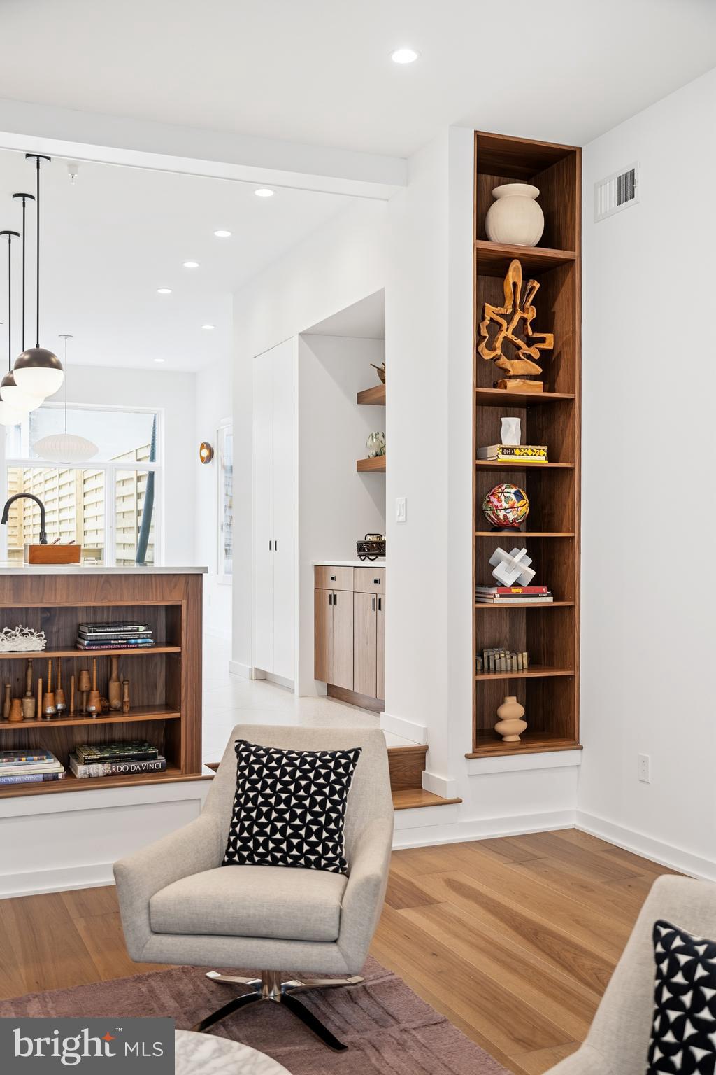 633 E THOMPSON STREET