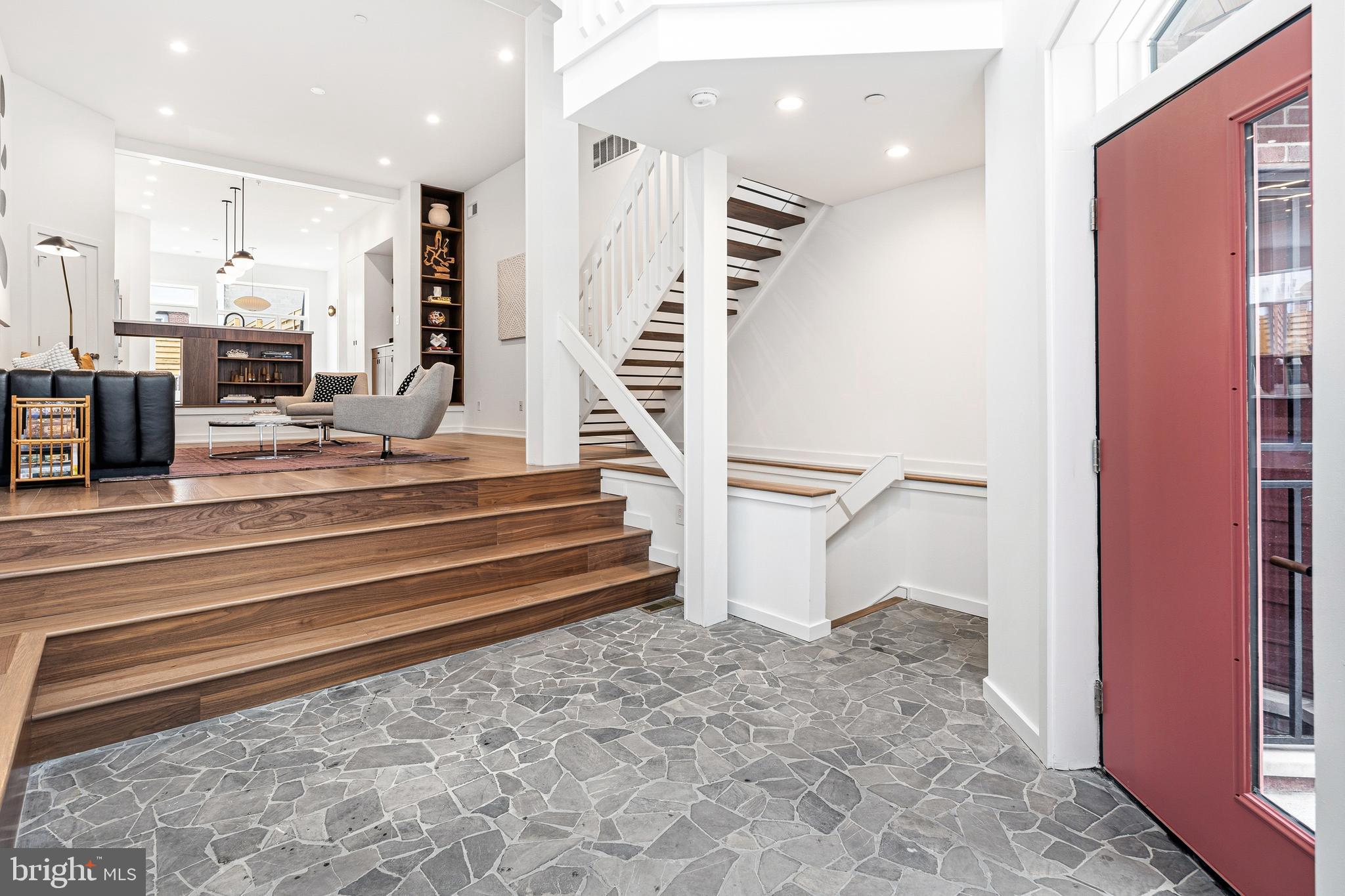 633 E THOMPSON STREET