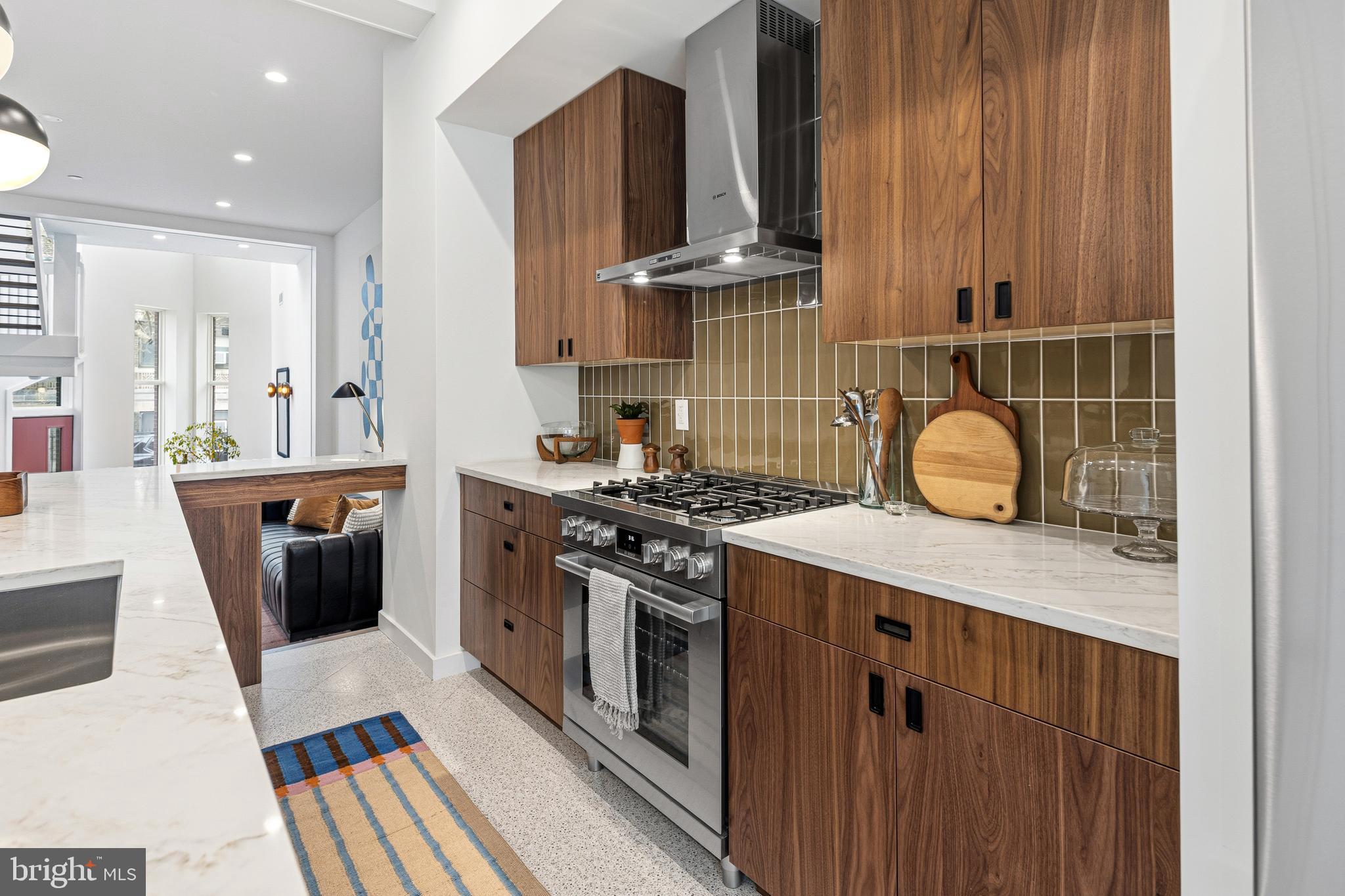 633 E THOMPSON STREET