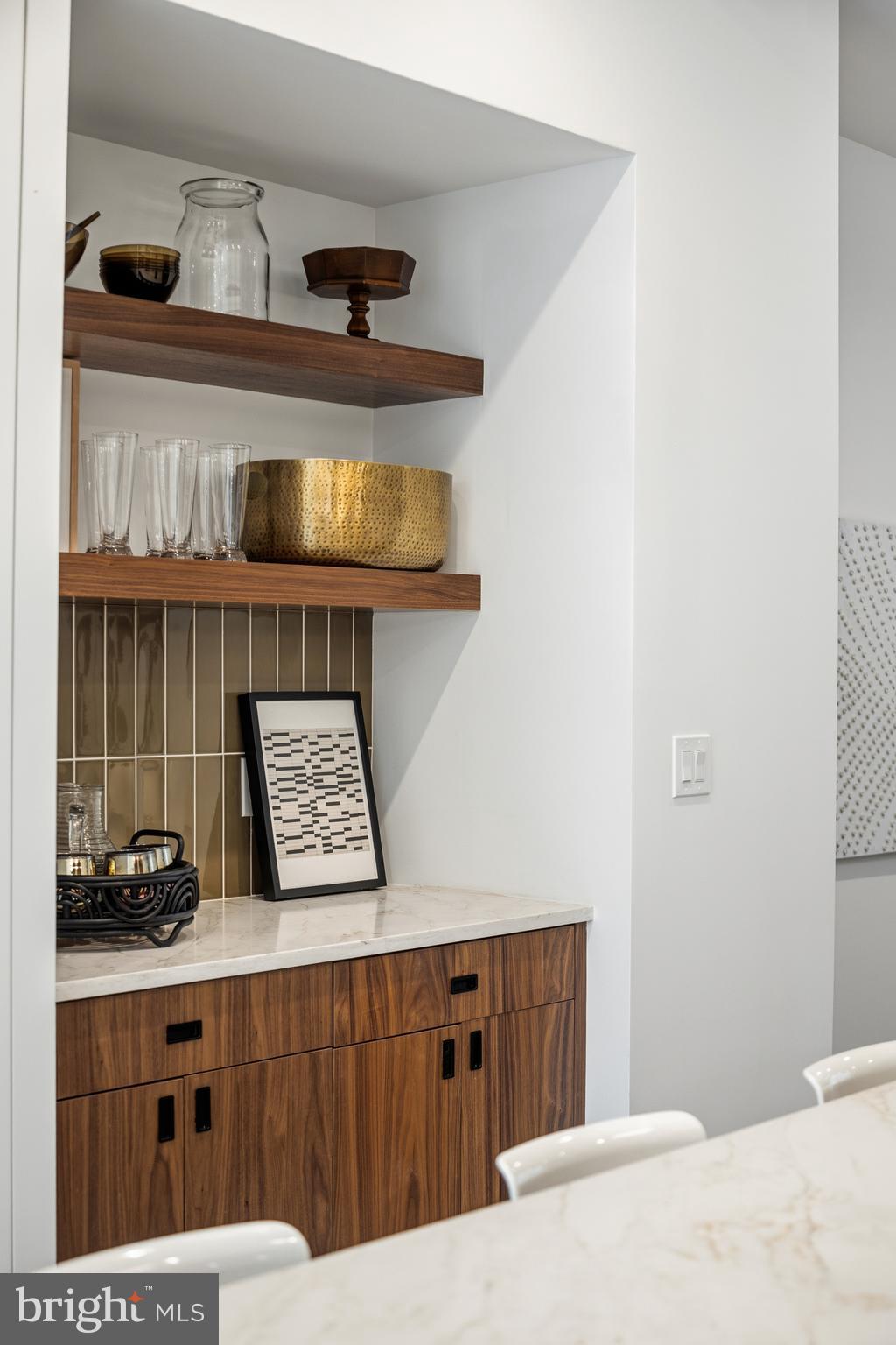 633 E THOMPSON STREET