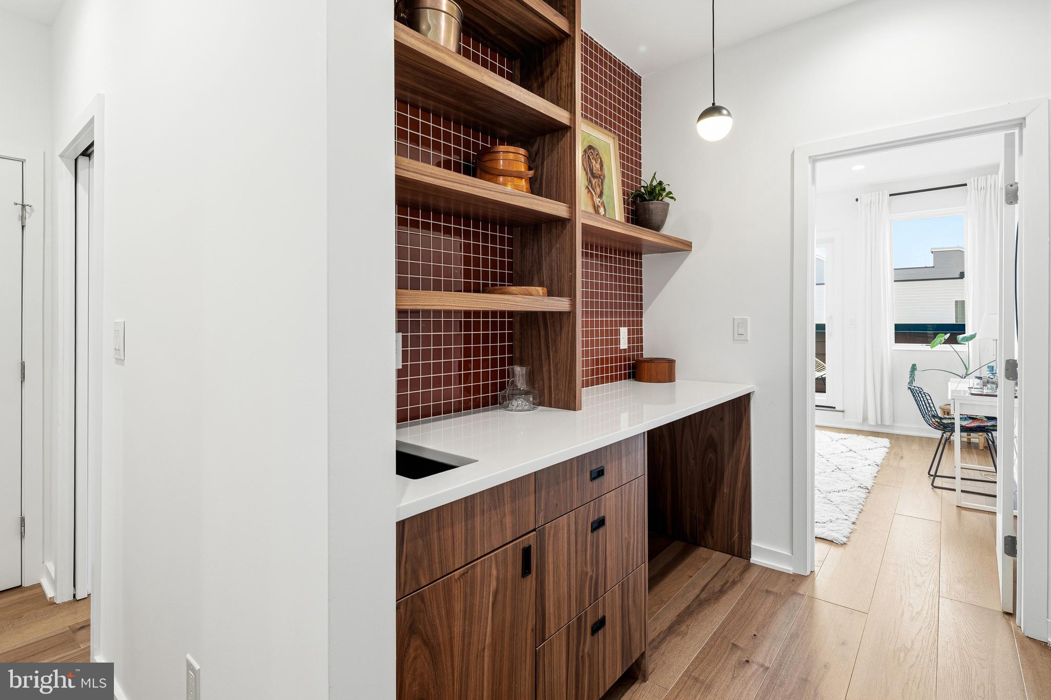 633 E THOMPSON STREET