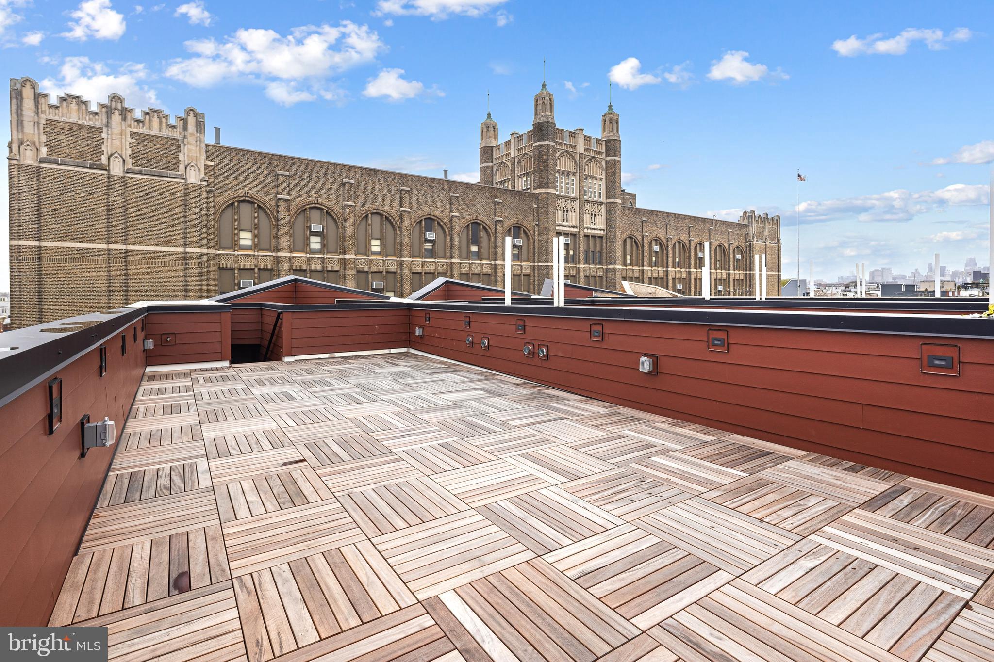 633 E THOMPSON STREET