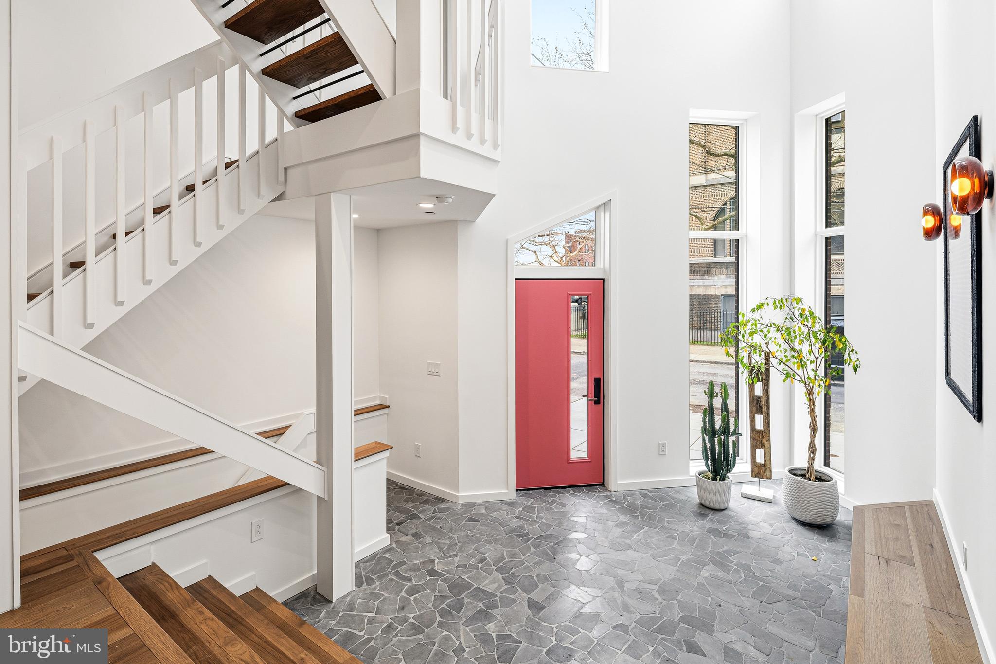 633 E THOMPSON STREET