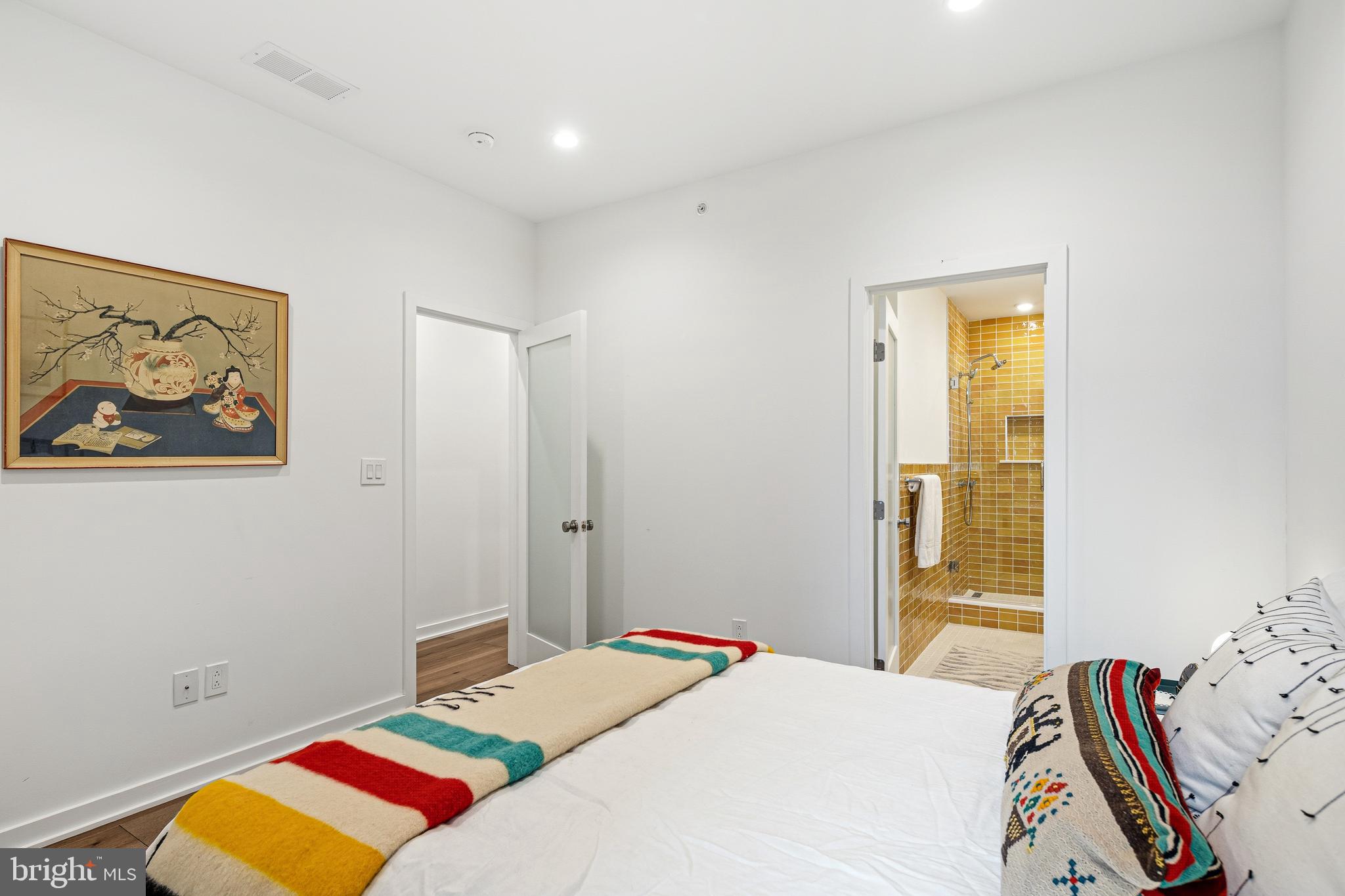 633 E THOMPSON STREET