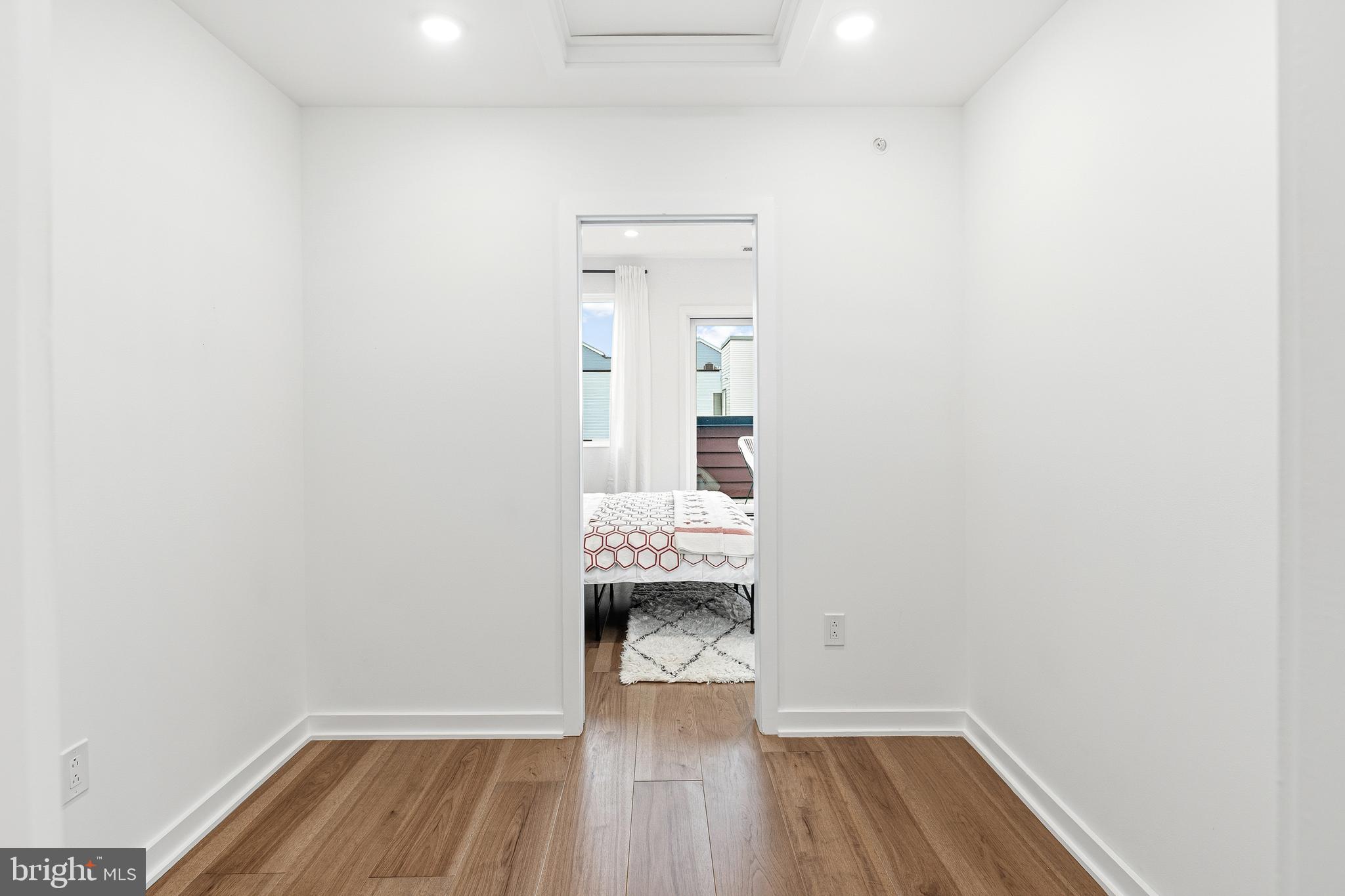 633 E THOMPSON STREET