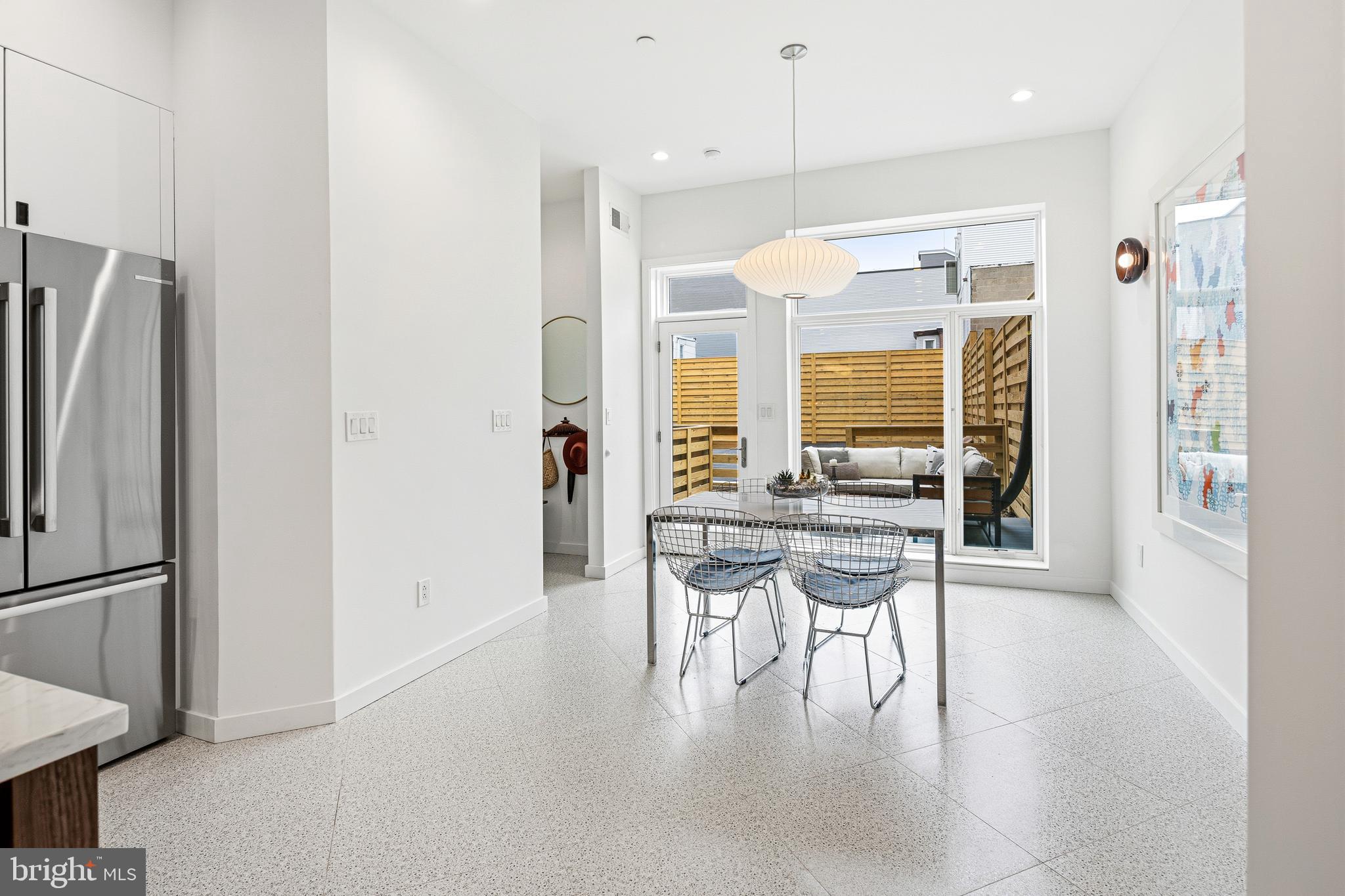 633 E THOMPSON STREET