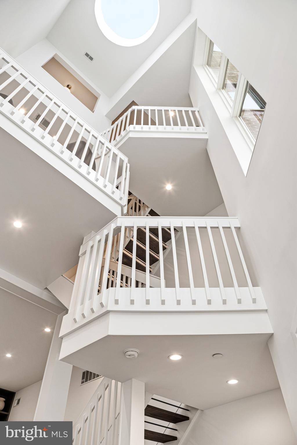 633 E THOMPSON STREET