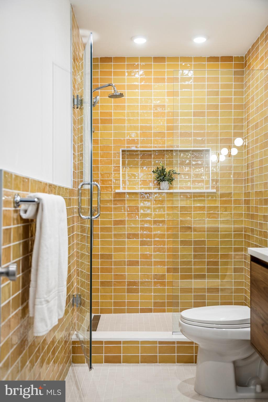 633 E THOMPSON STREET