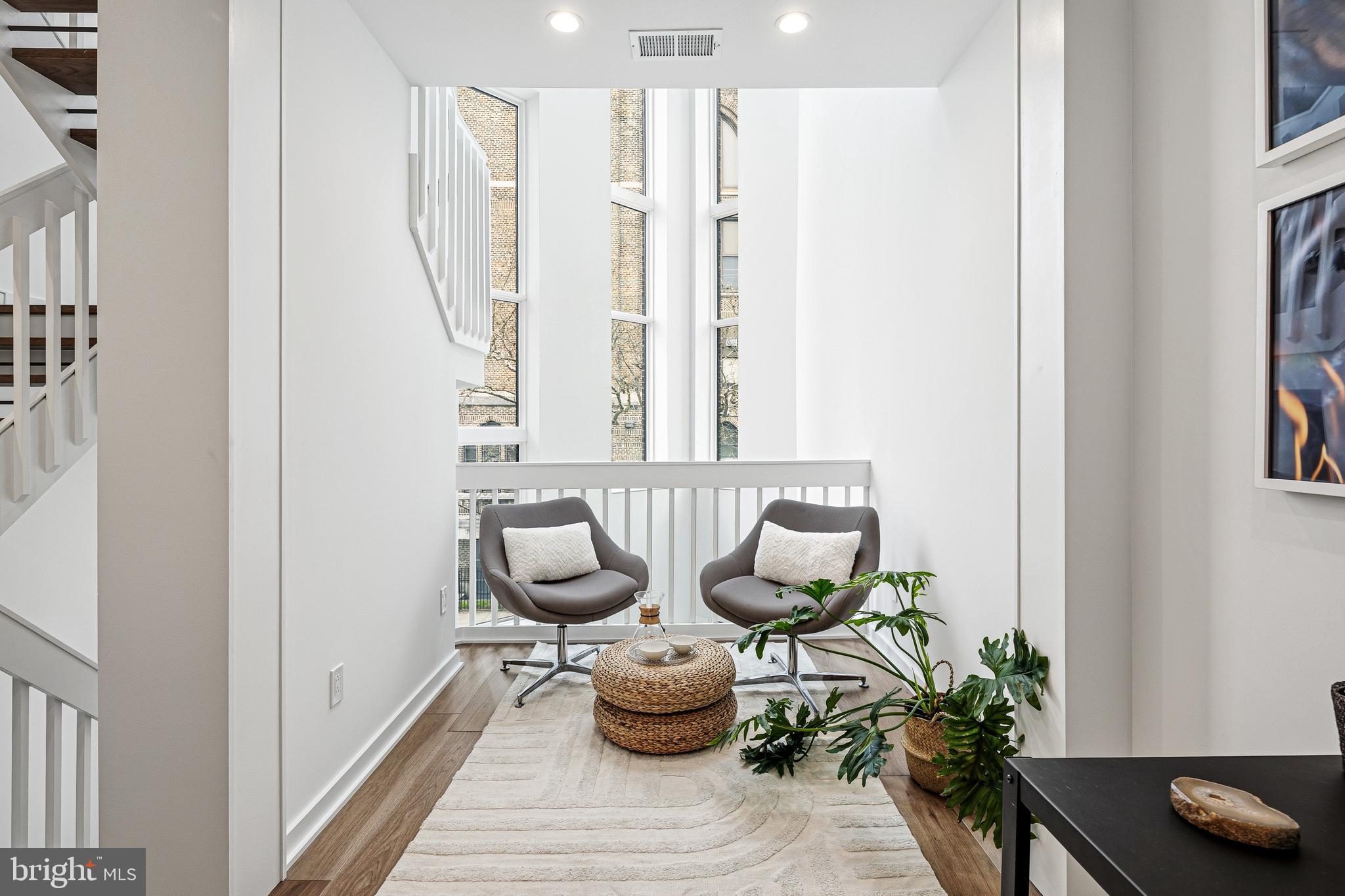 633 E THOMPSON STREET