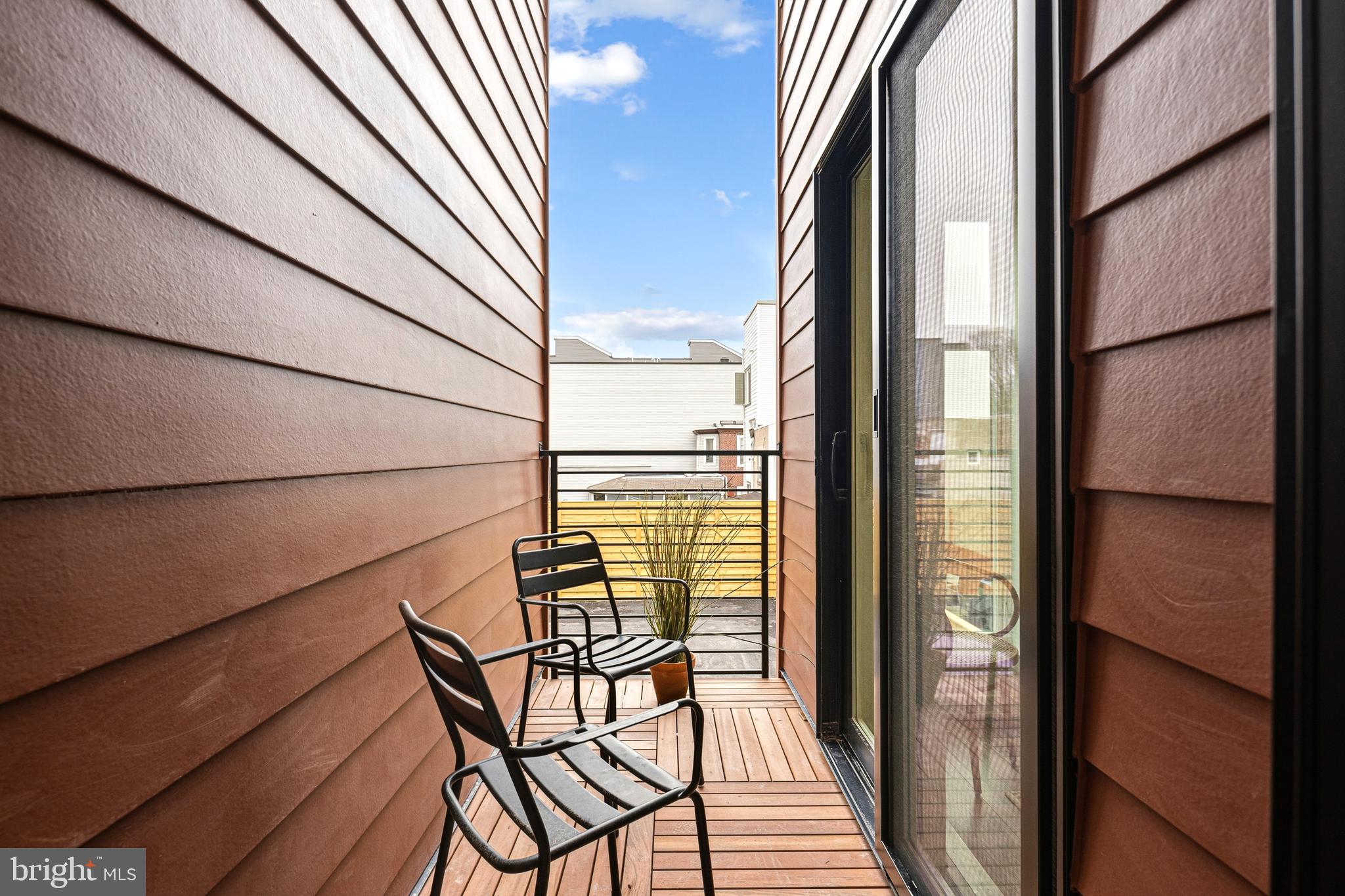 633 E THOMPSON STREET