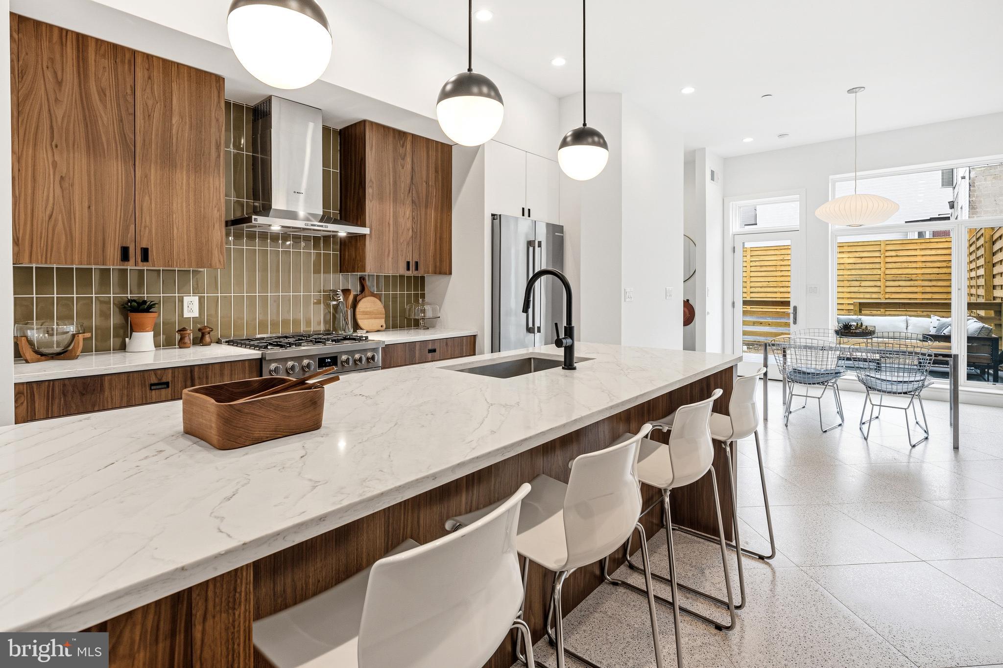 633 E THOMPSON STREET