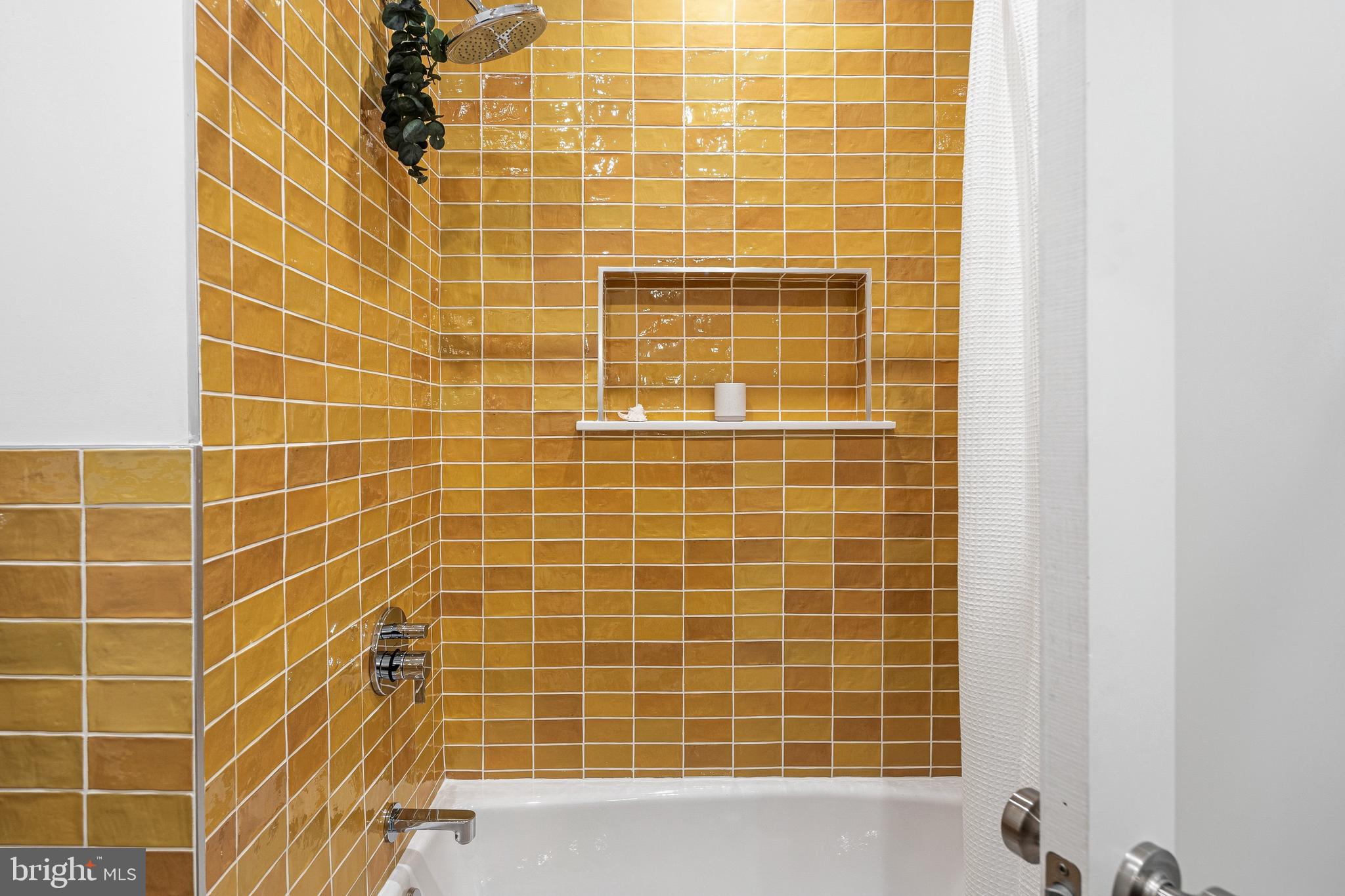 633 E THOMPSON STREET