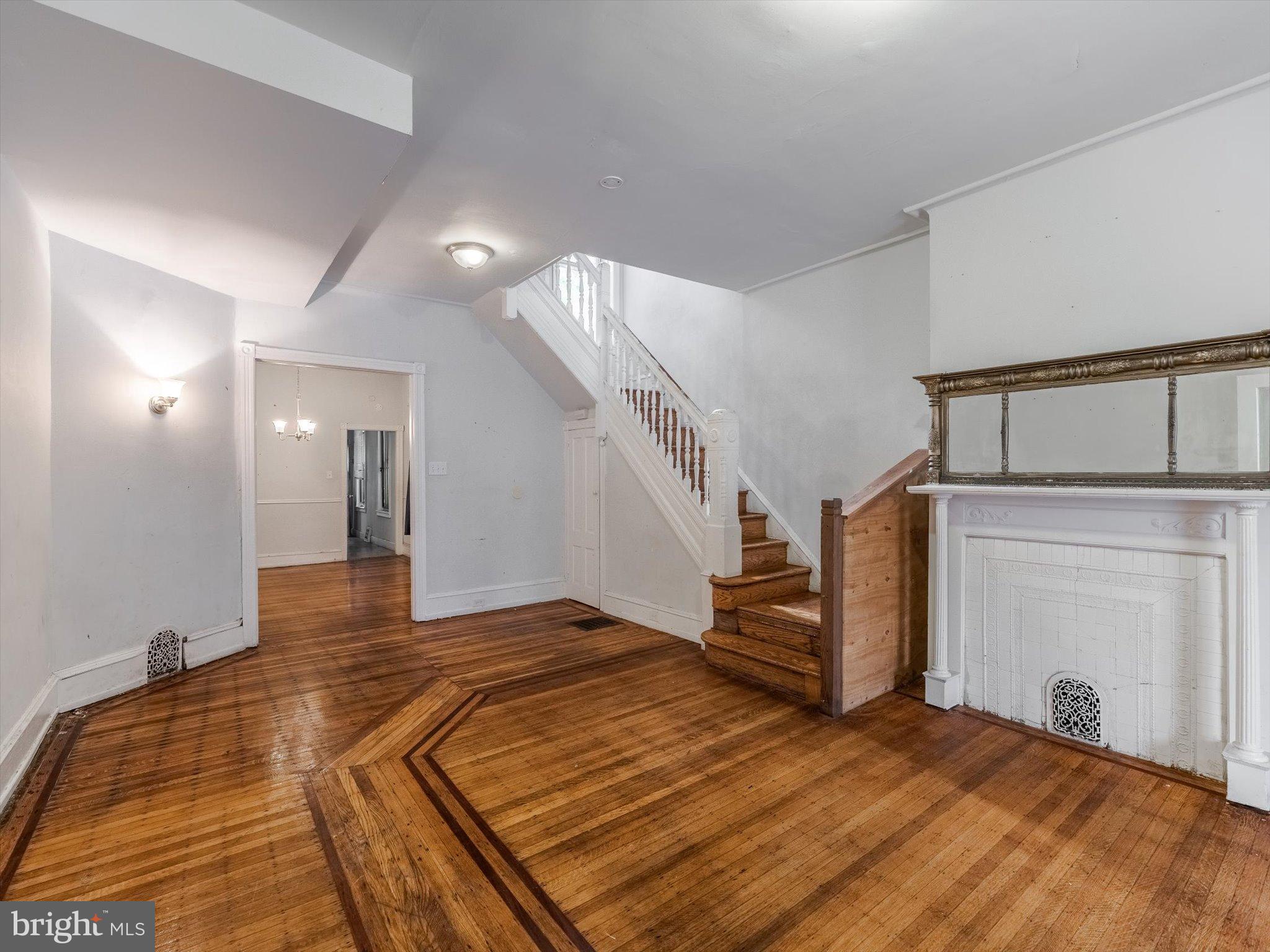 242 W BERKLEY STREET