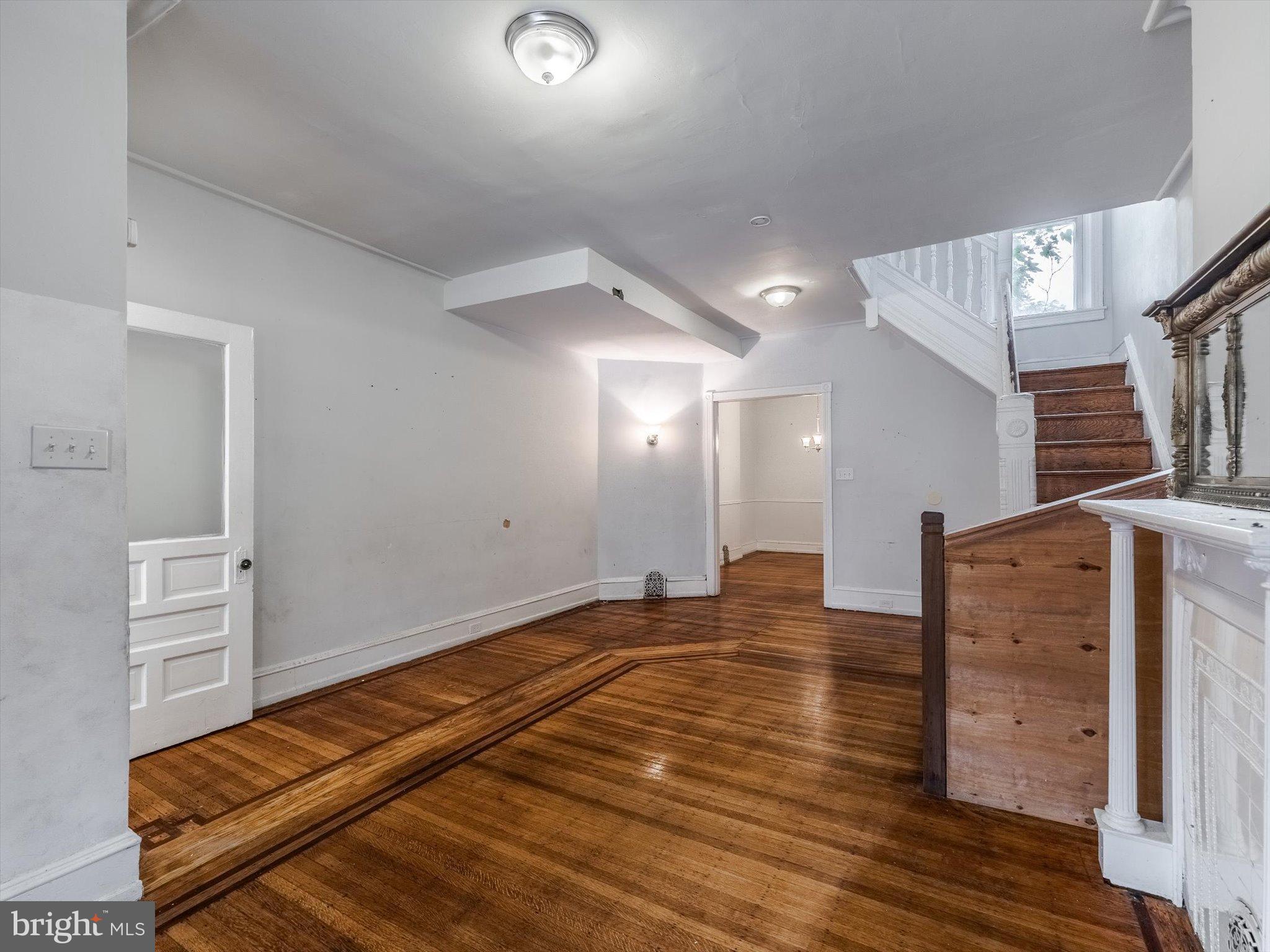 242 W BERKLEY STREET