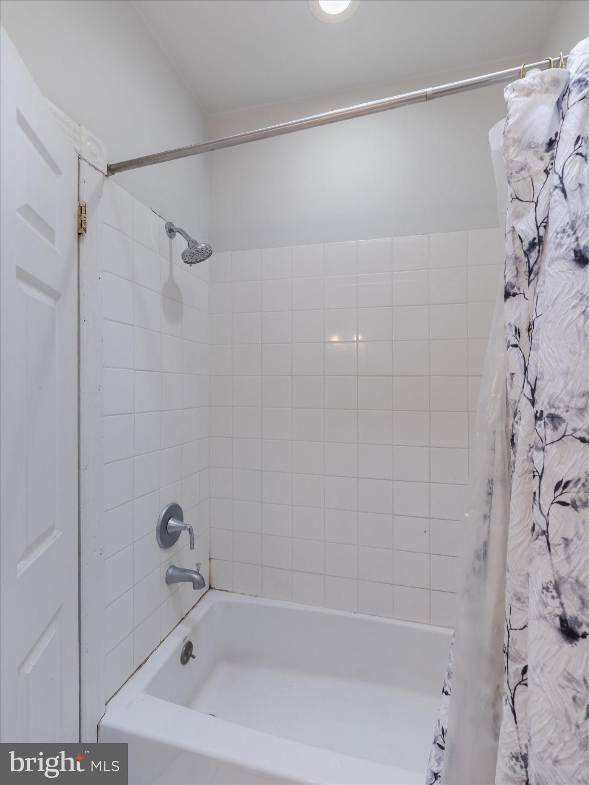 242 W BERKLEY STREET