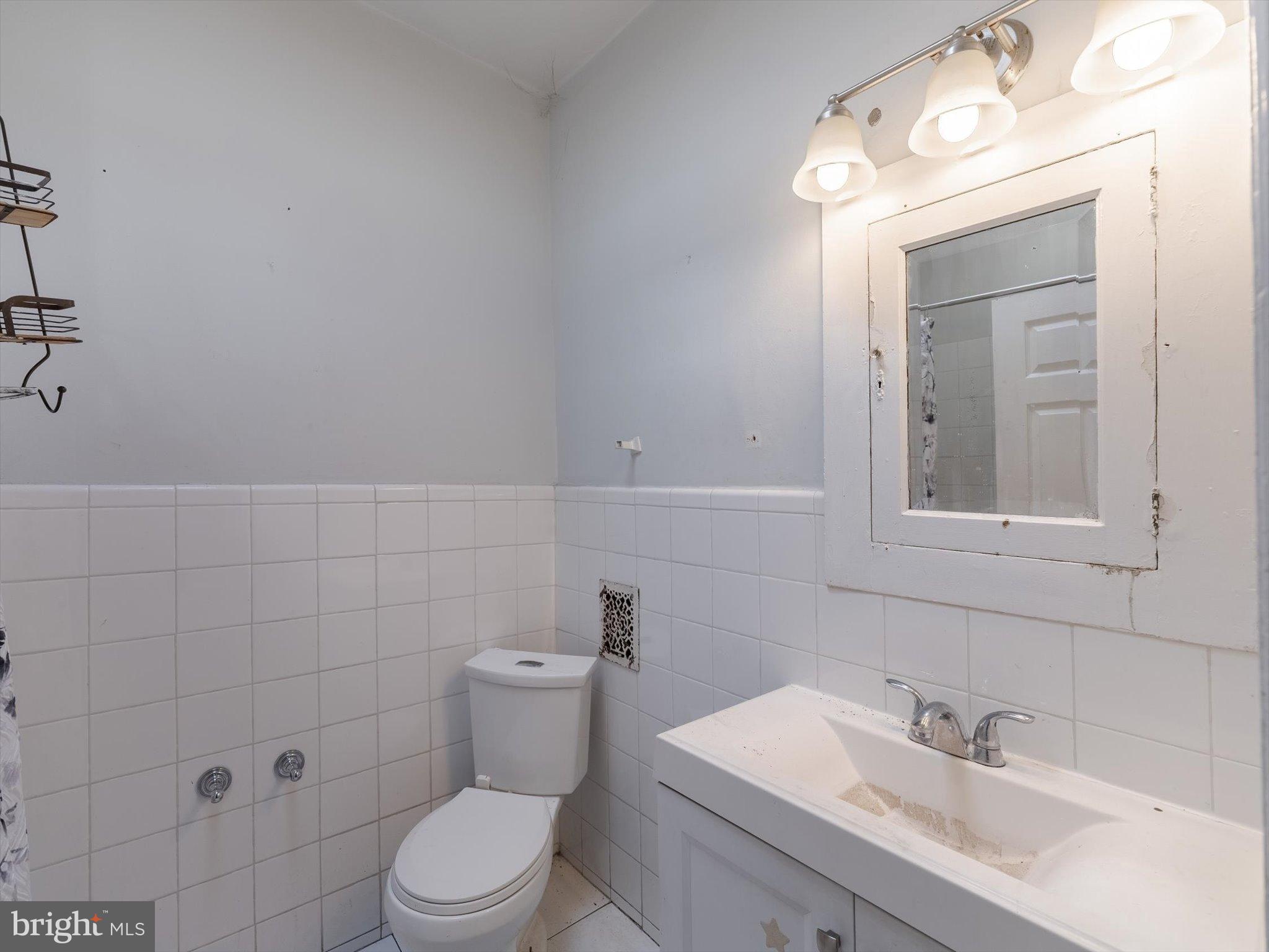 242 W BERKLEY STREET