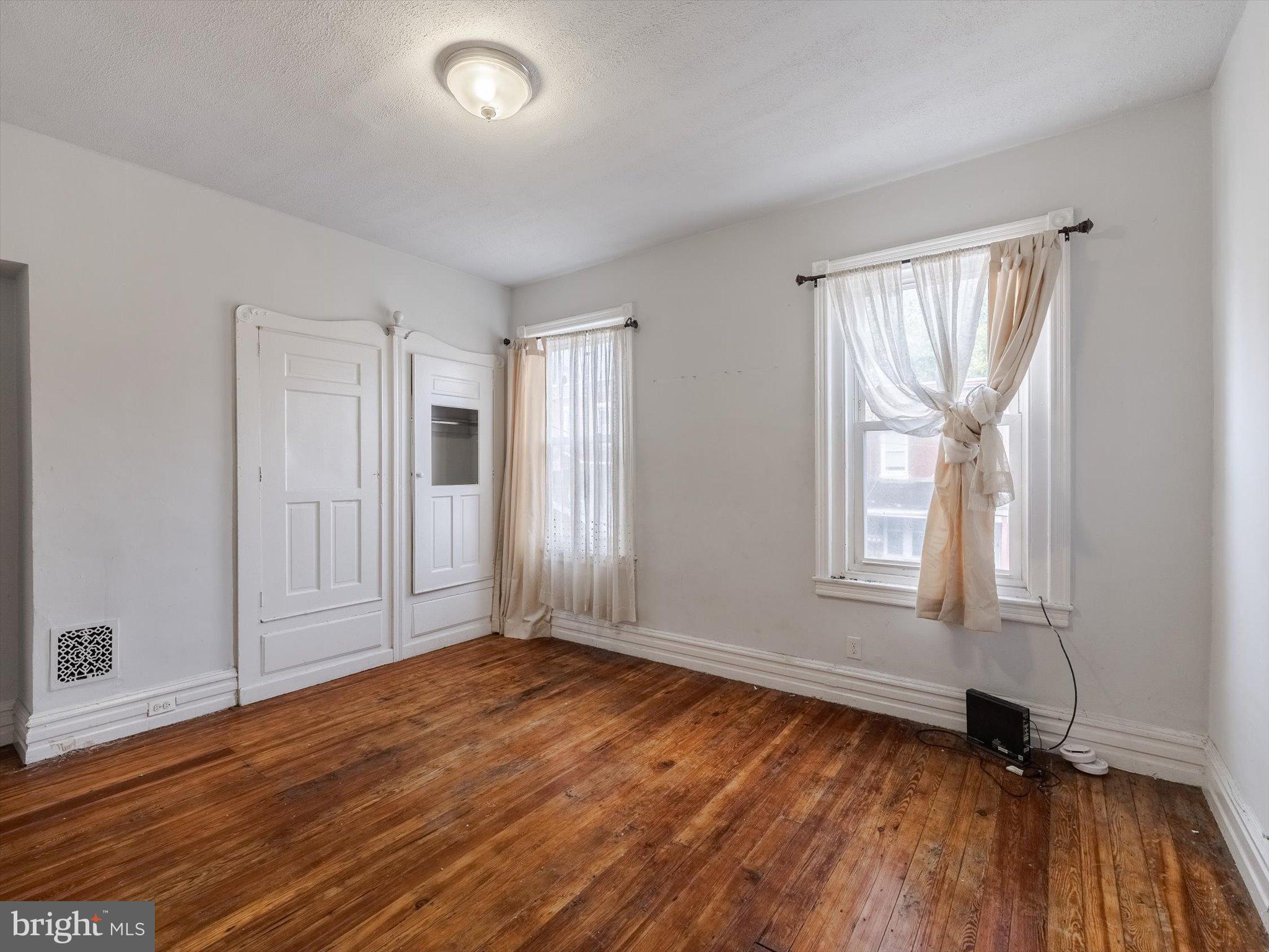 242 W BERKLEY STREET