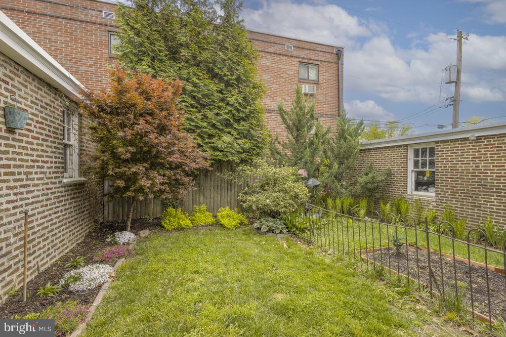 338 E ALLENS LANE