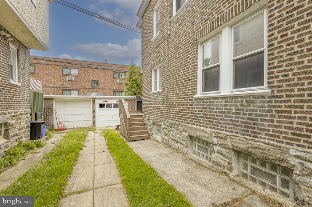 338 E ALLENS LANE