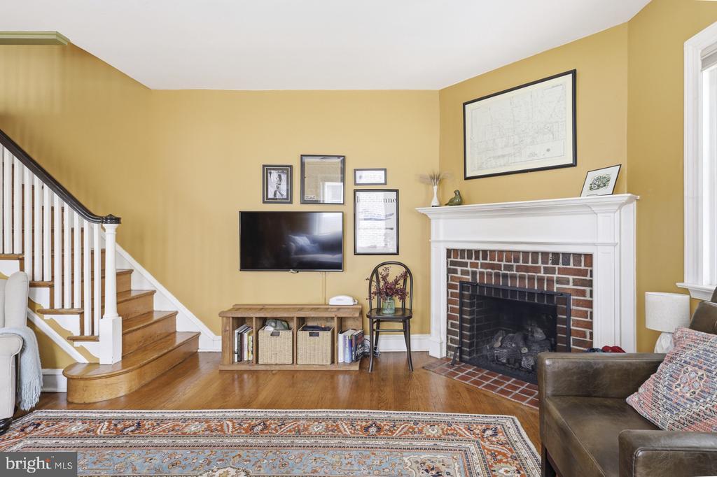 338 E ALLENS LANE