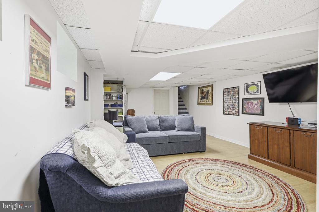 338 E ALLENS LANE