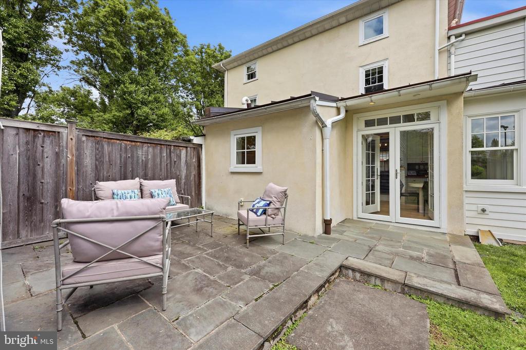 23 W GRAVERS LANE
