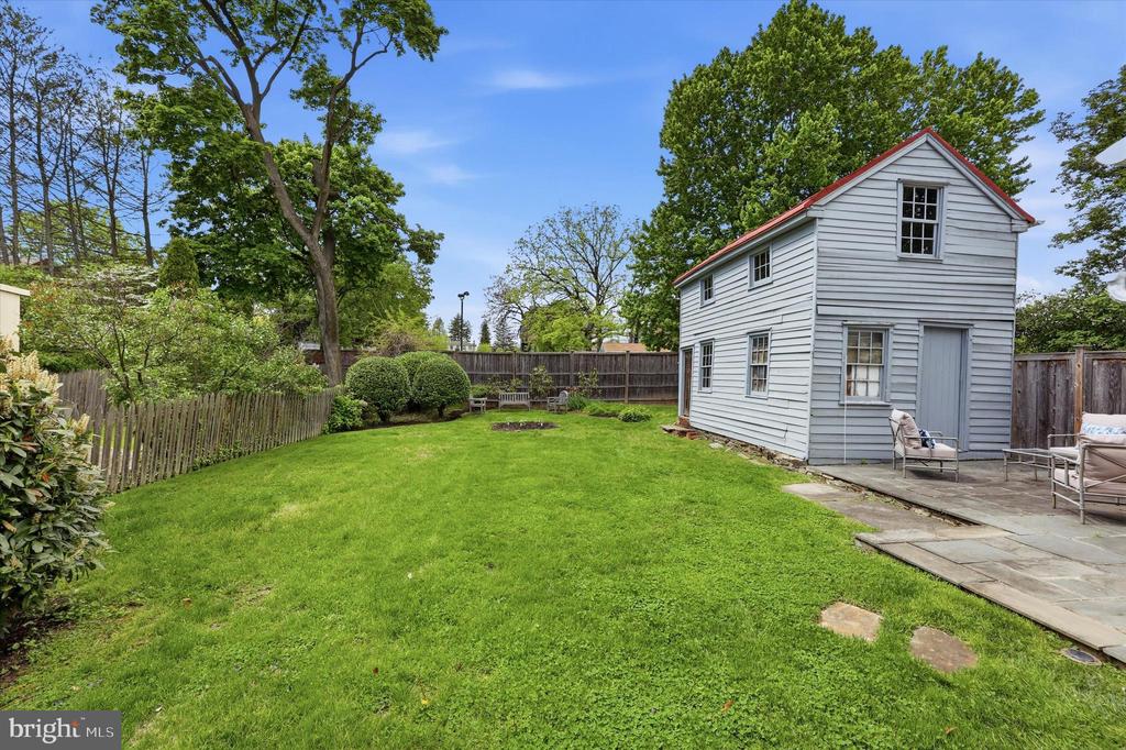 23 W GRAVERS LANE