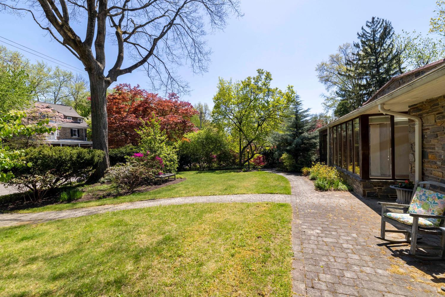 309 E ROUMFORT ROAD