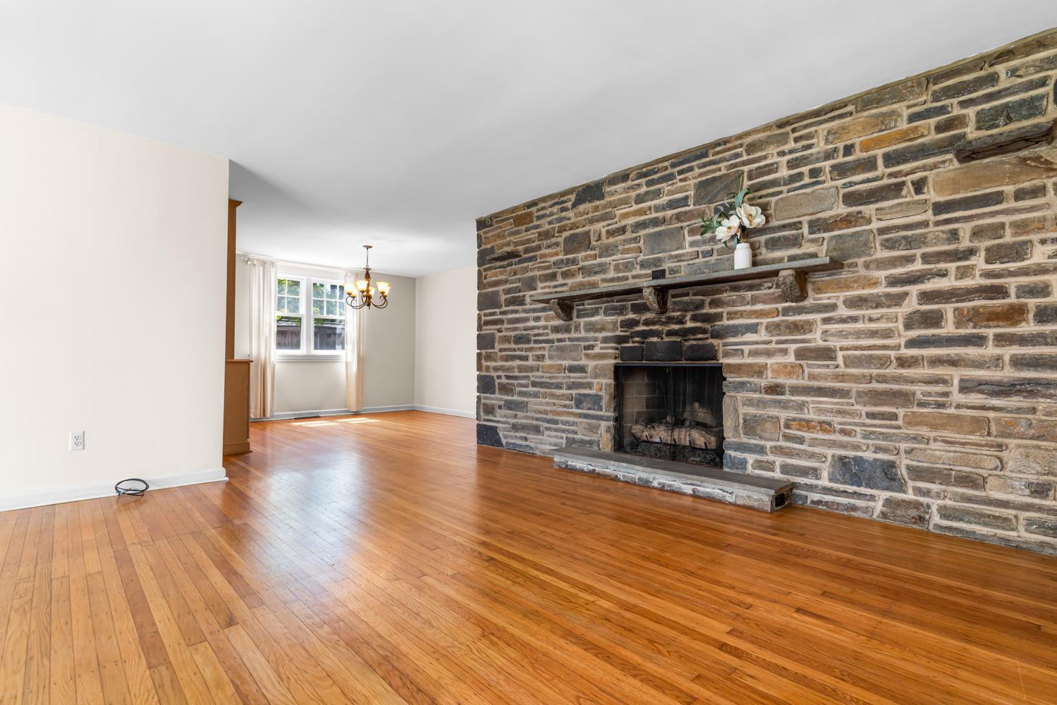 309 E ROUMFORT ROAD