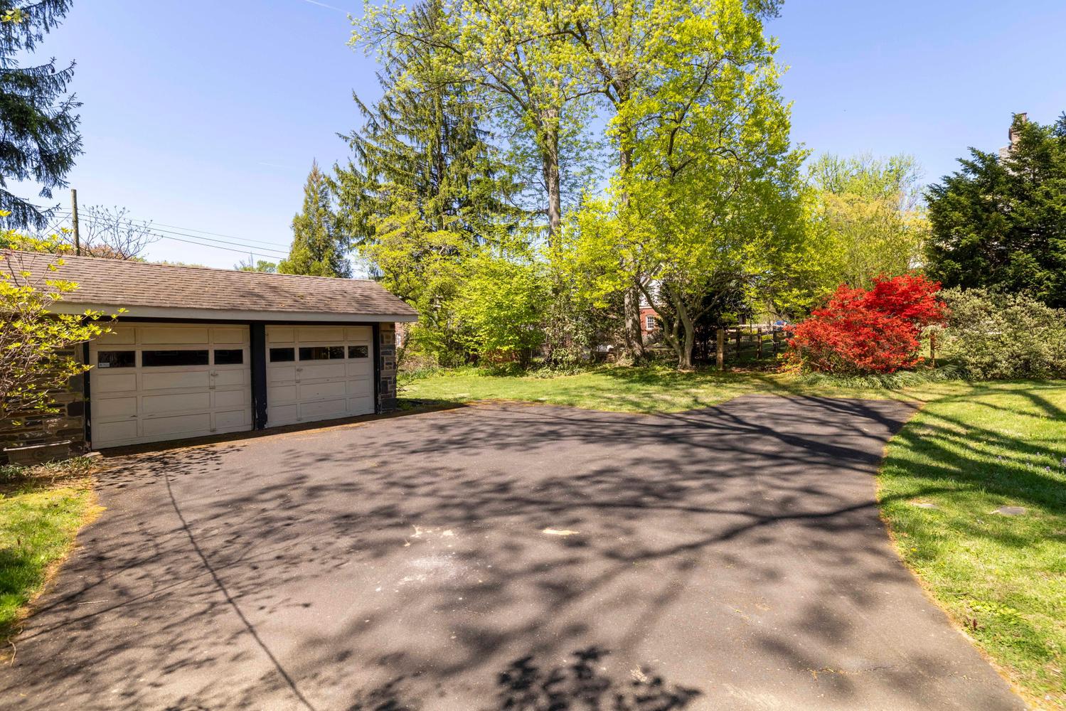 309 E ROUMFORT ROAD