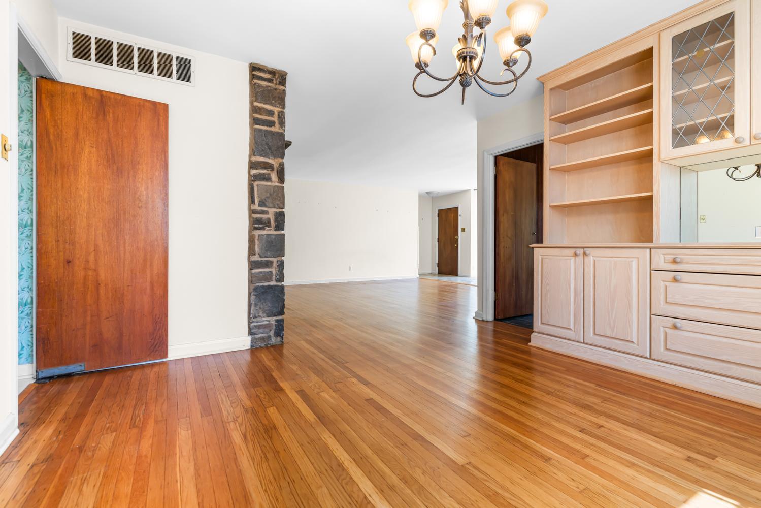 309 E ROUMFORT ROAD