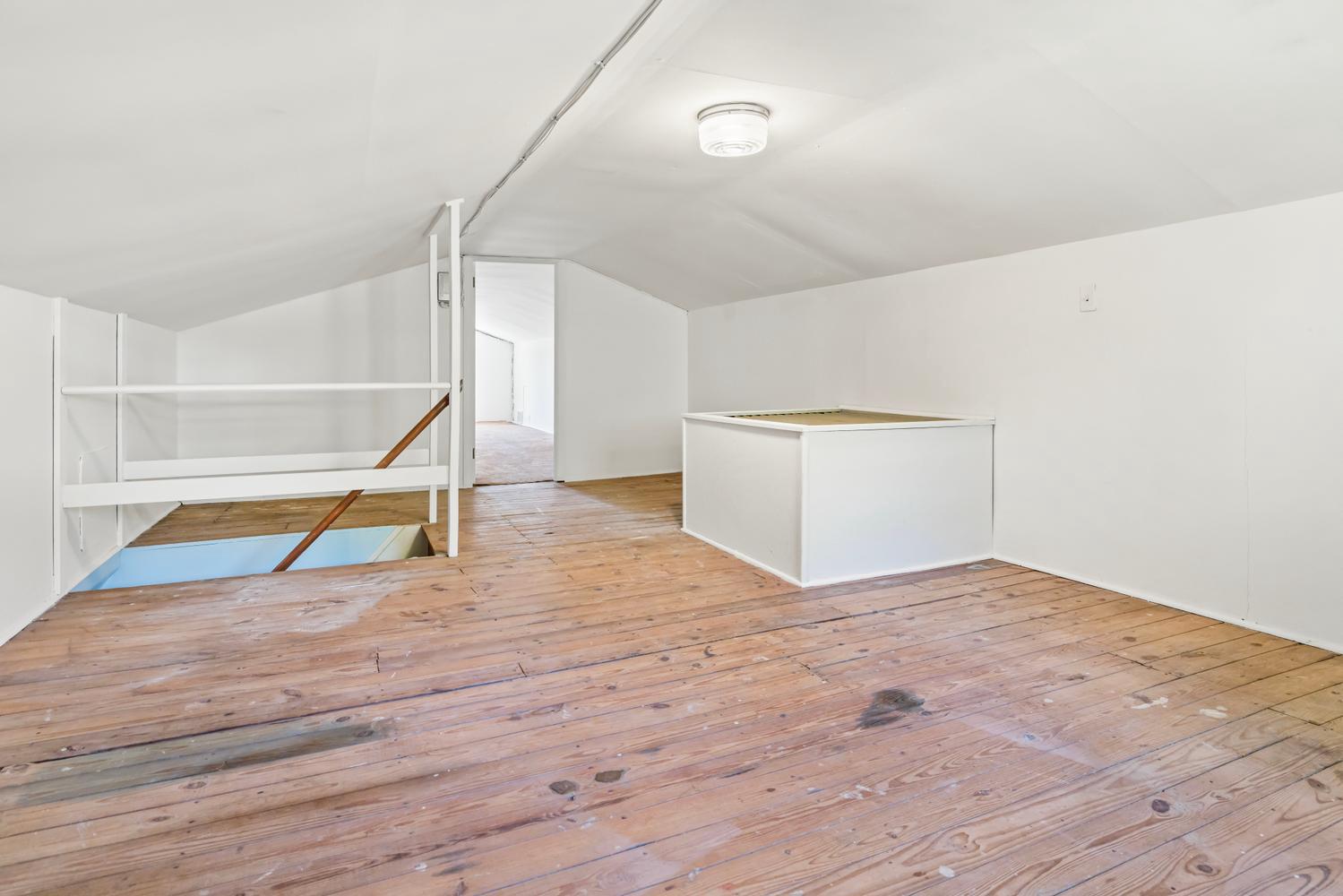 309 E ROUMFORT ROAD