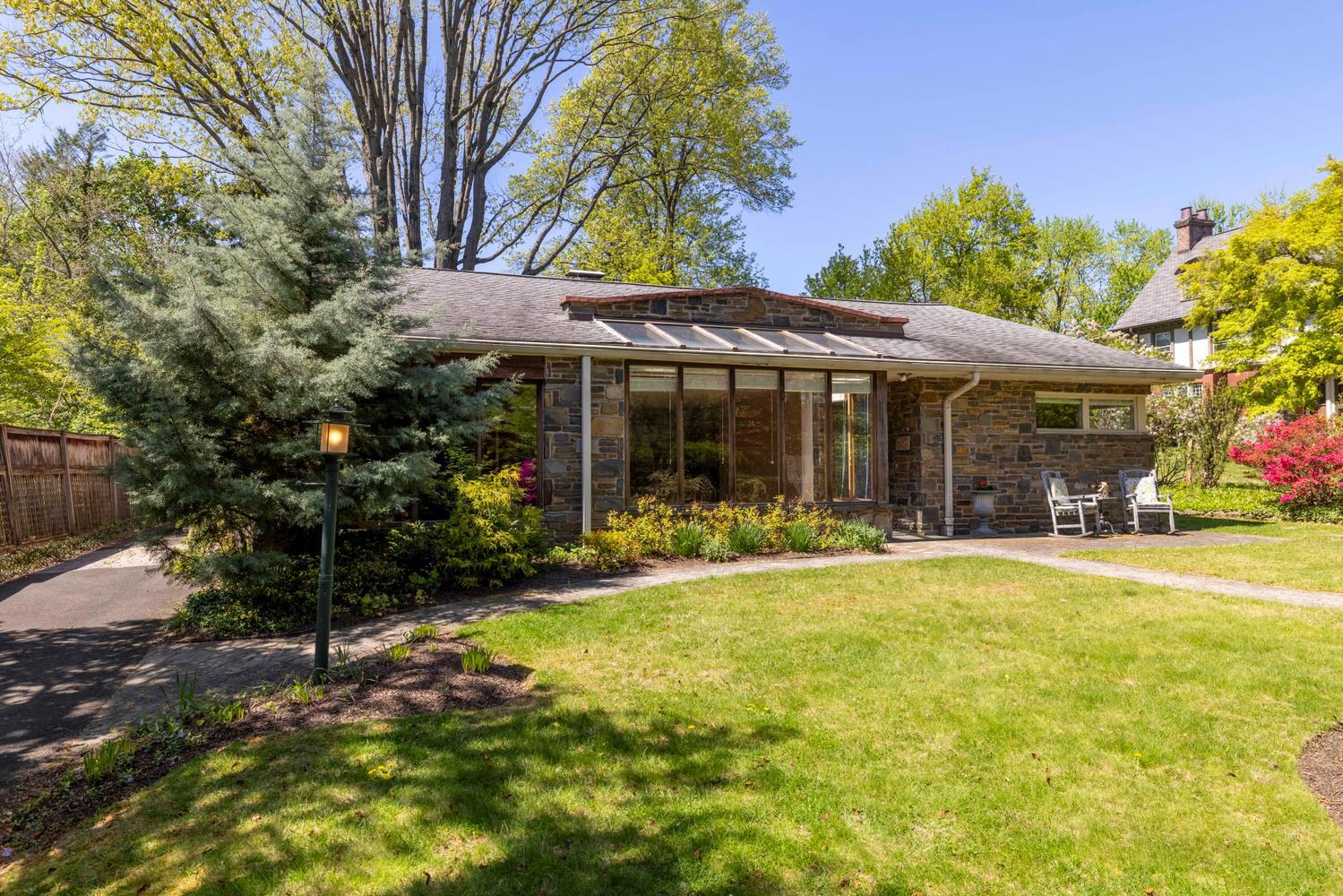 309 E ROUMFORT ROAD