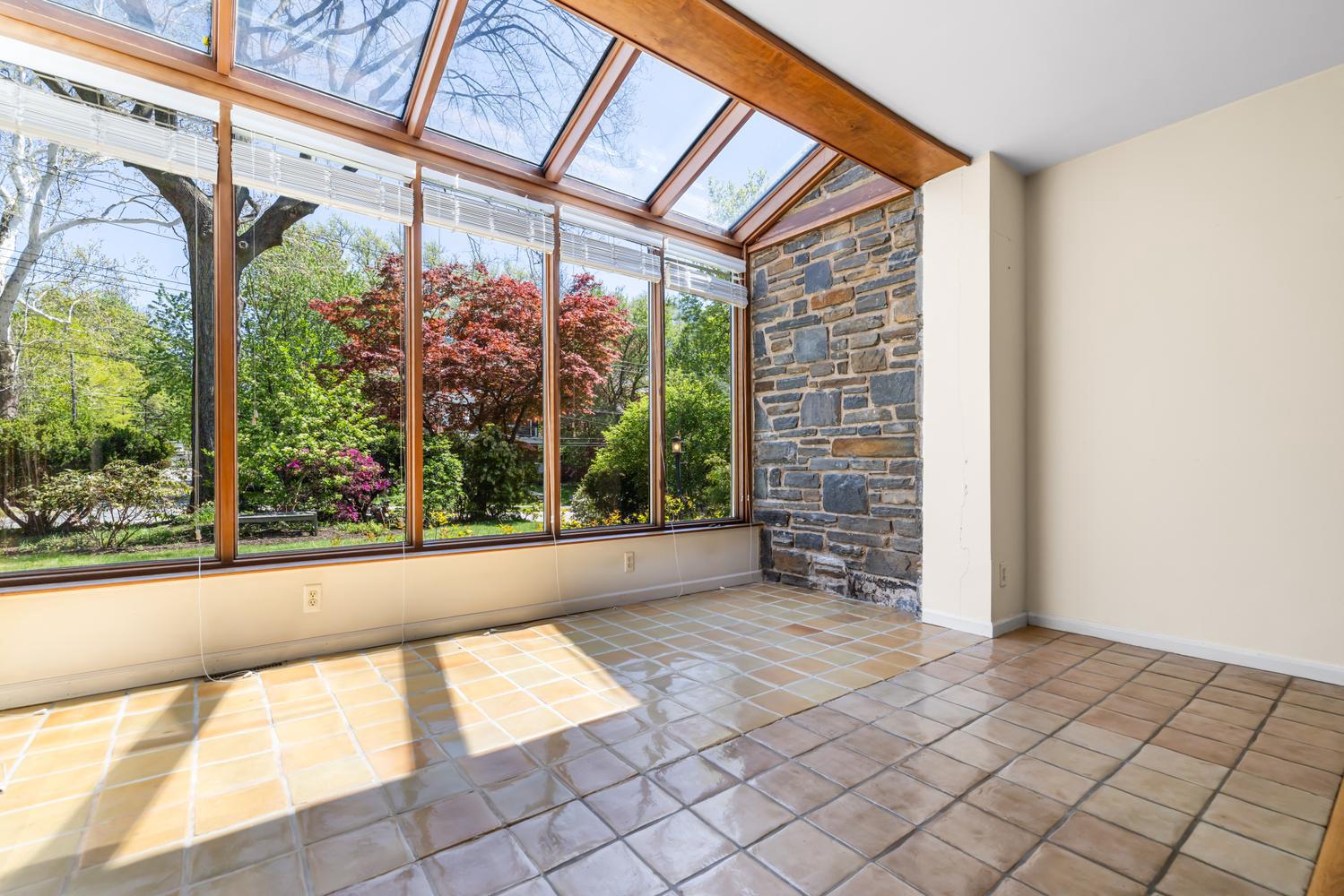 309 E ROUMFORT ROAD