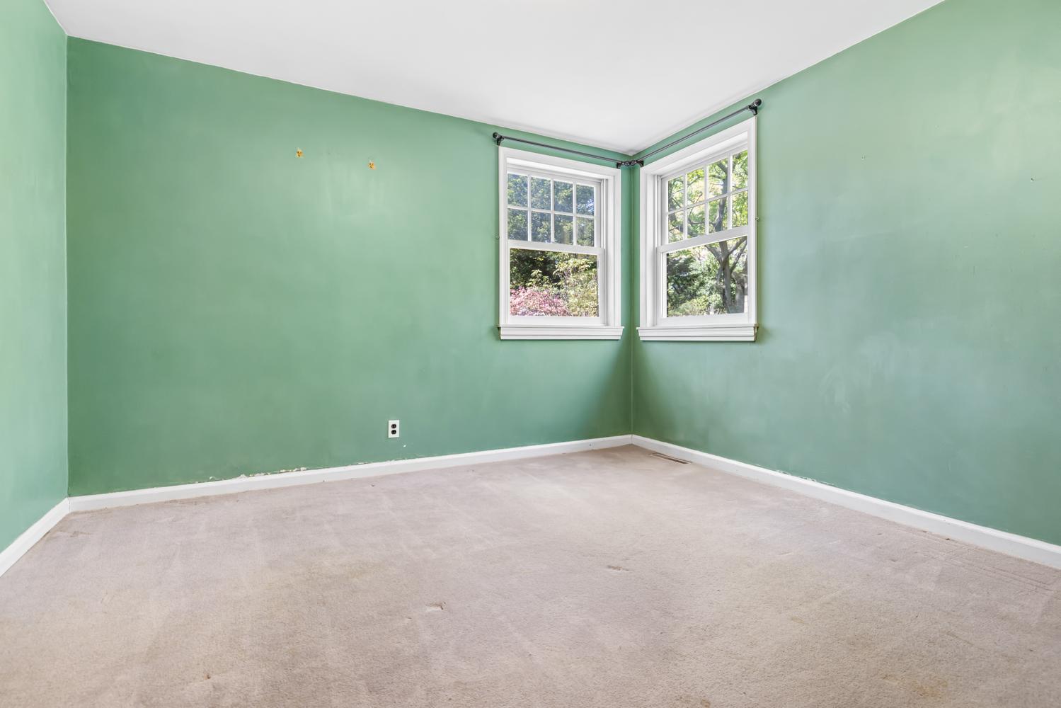 309 E ROUMFORT ROAD