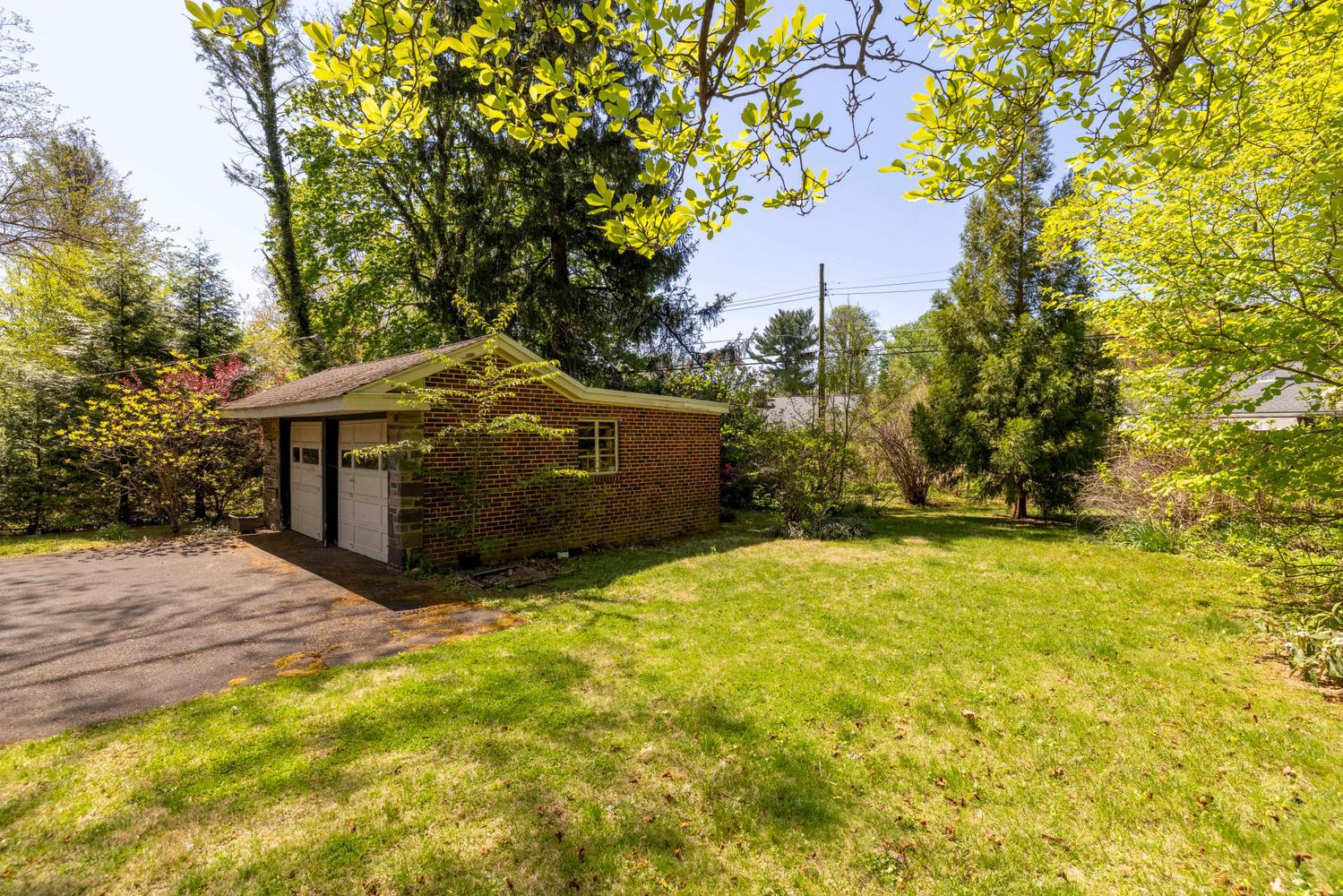 309 E ROUMFORT ROAD