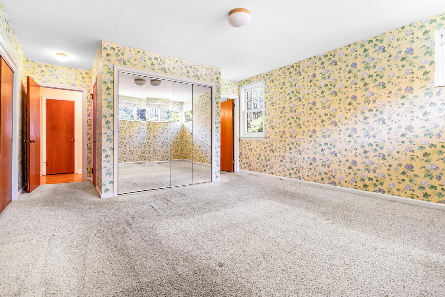 309 E ROUMFORT ROAD