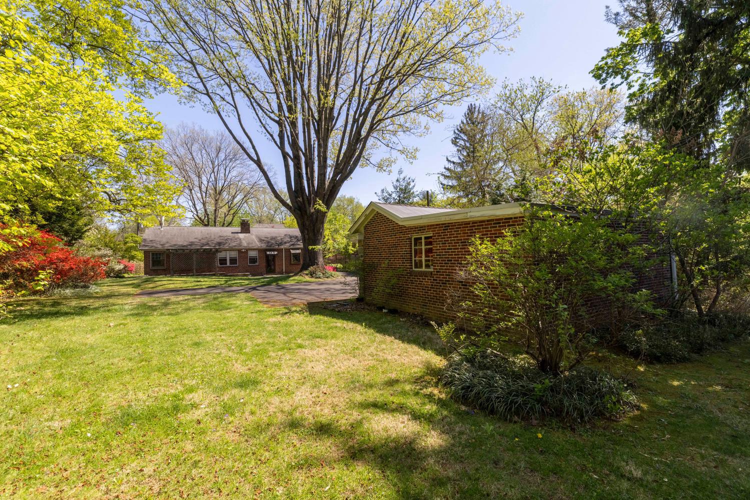 309 E ROUMFORT ROAD