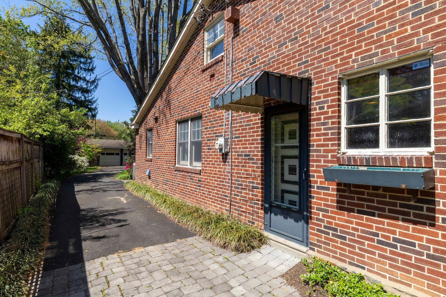 309 E ROUMFORT ROAD