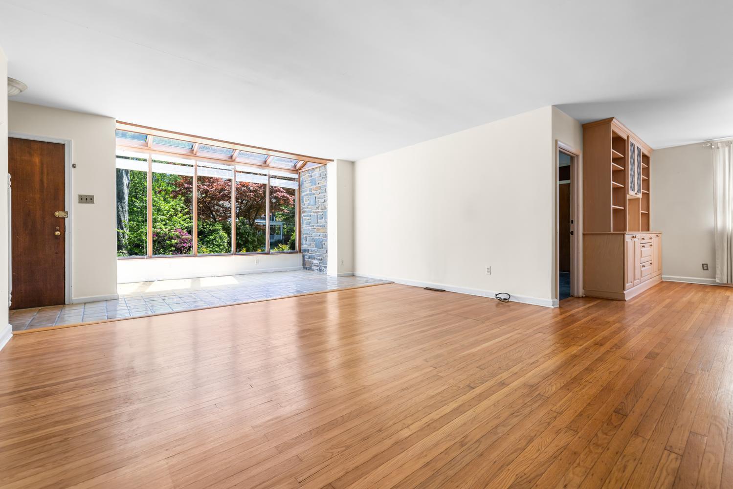 309 E ROUMFORT ROAD