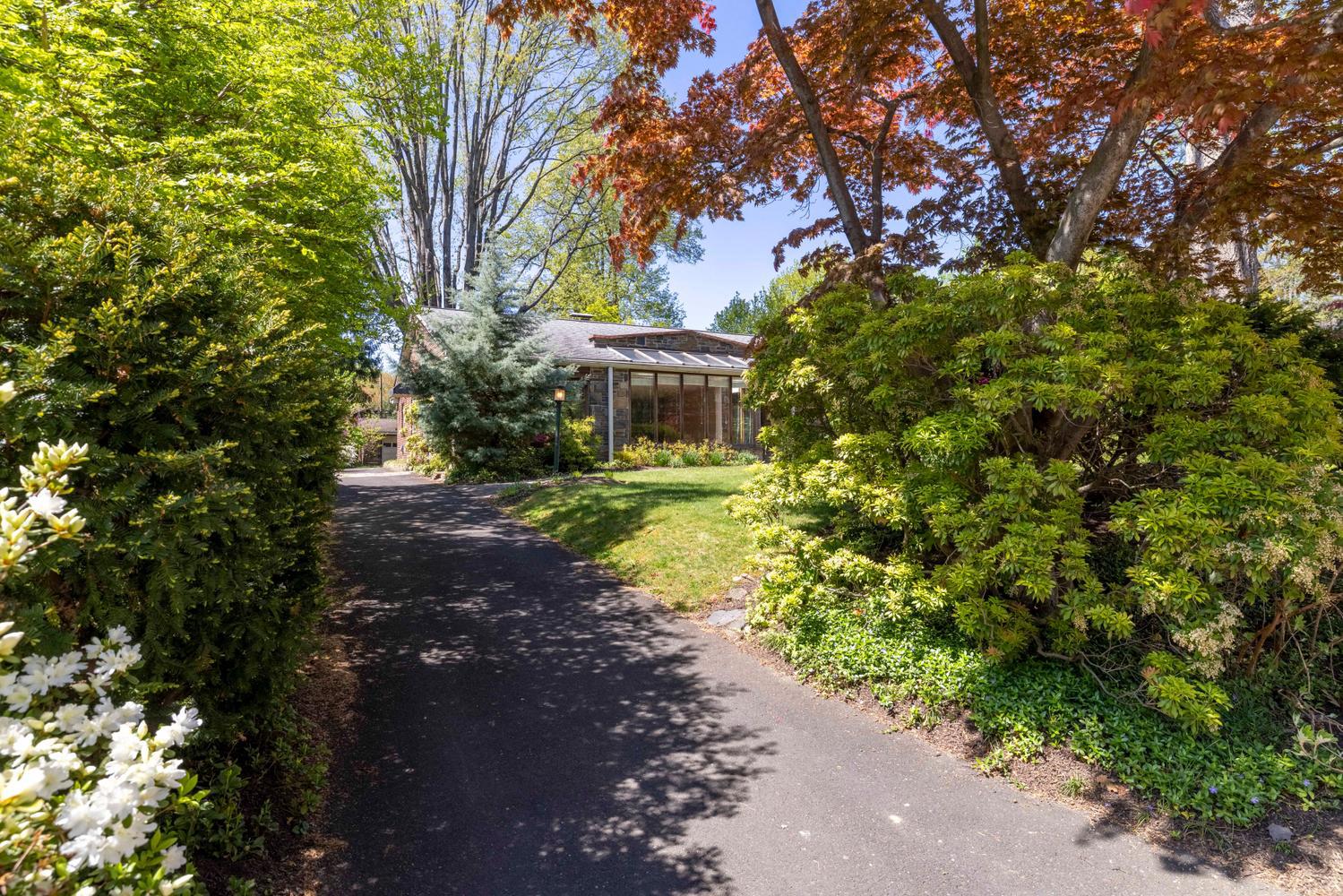 309 E ROUMFORT ROAD