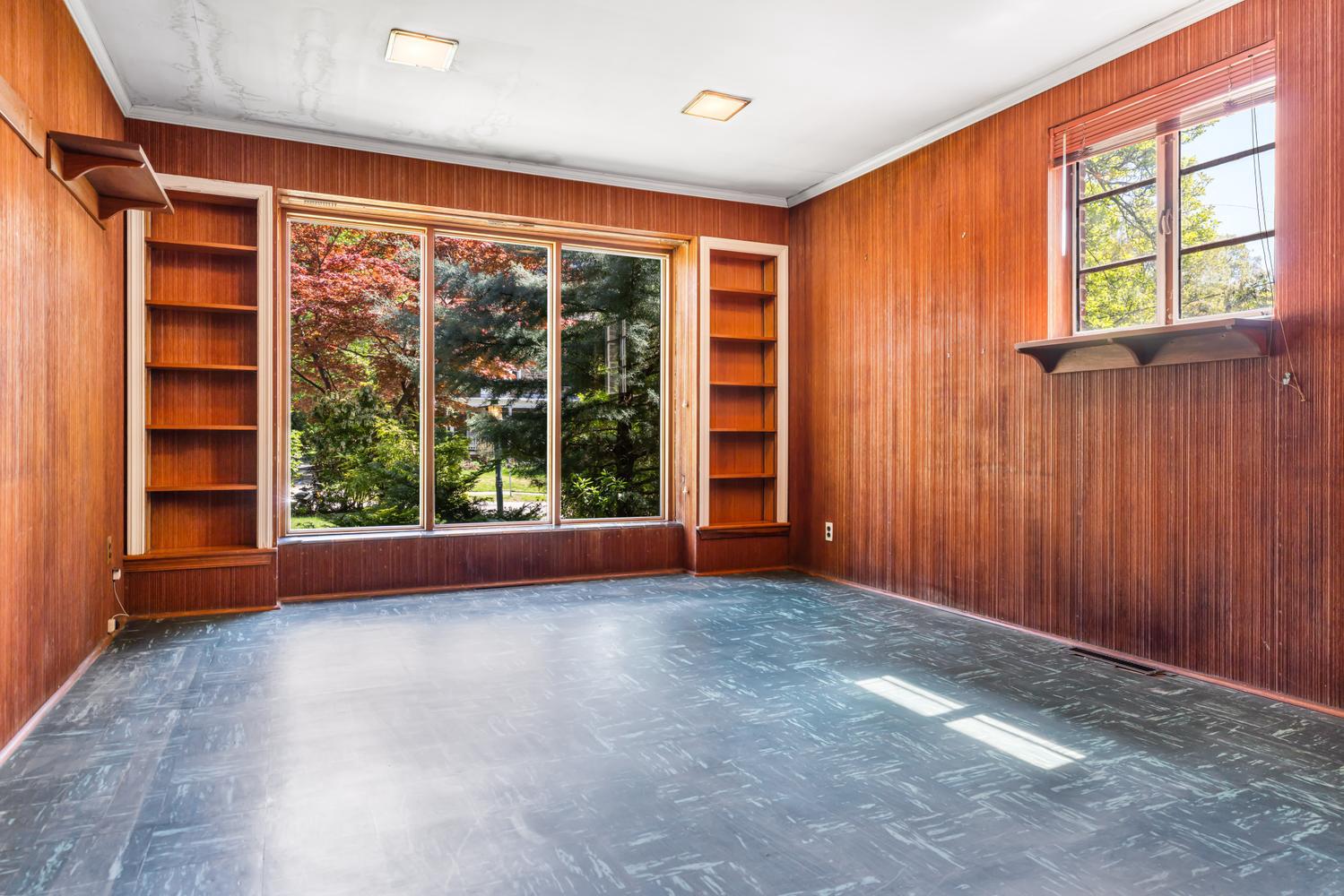 309 E ROUMFORT ROAD