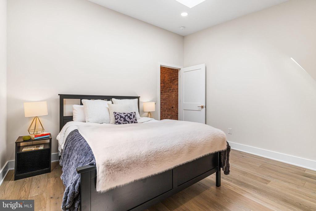 486 SHURS LANE