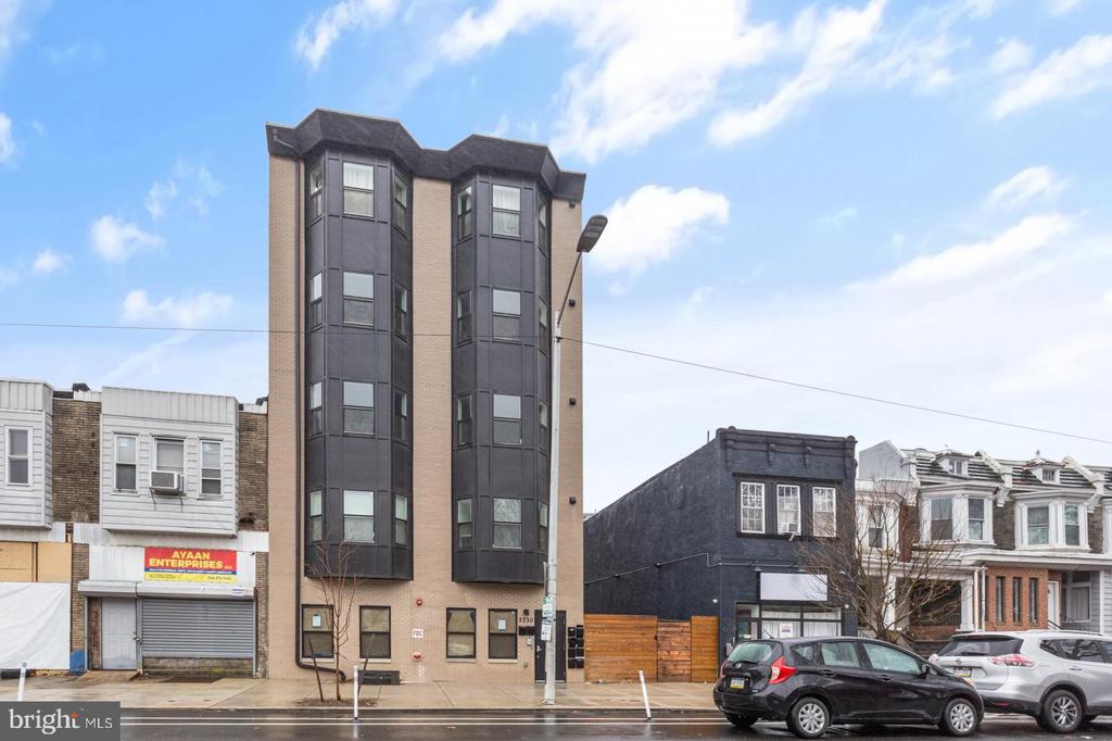 5230 WALNUT STREET Unit: 2F