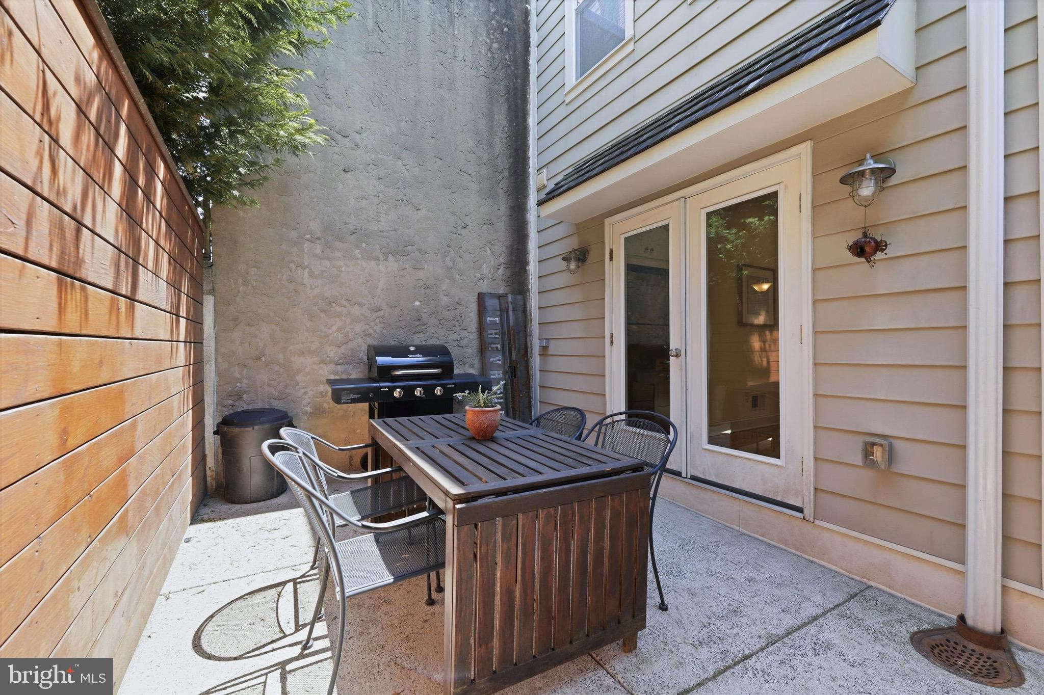 733 LATONA STREET